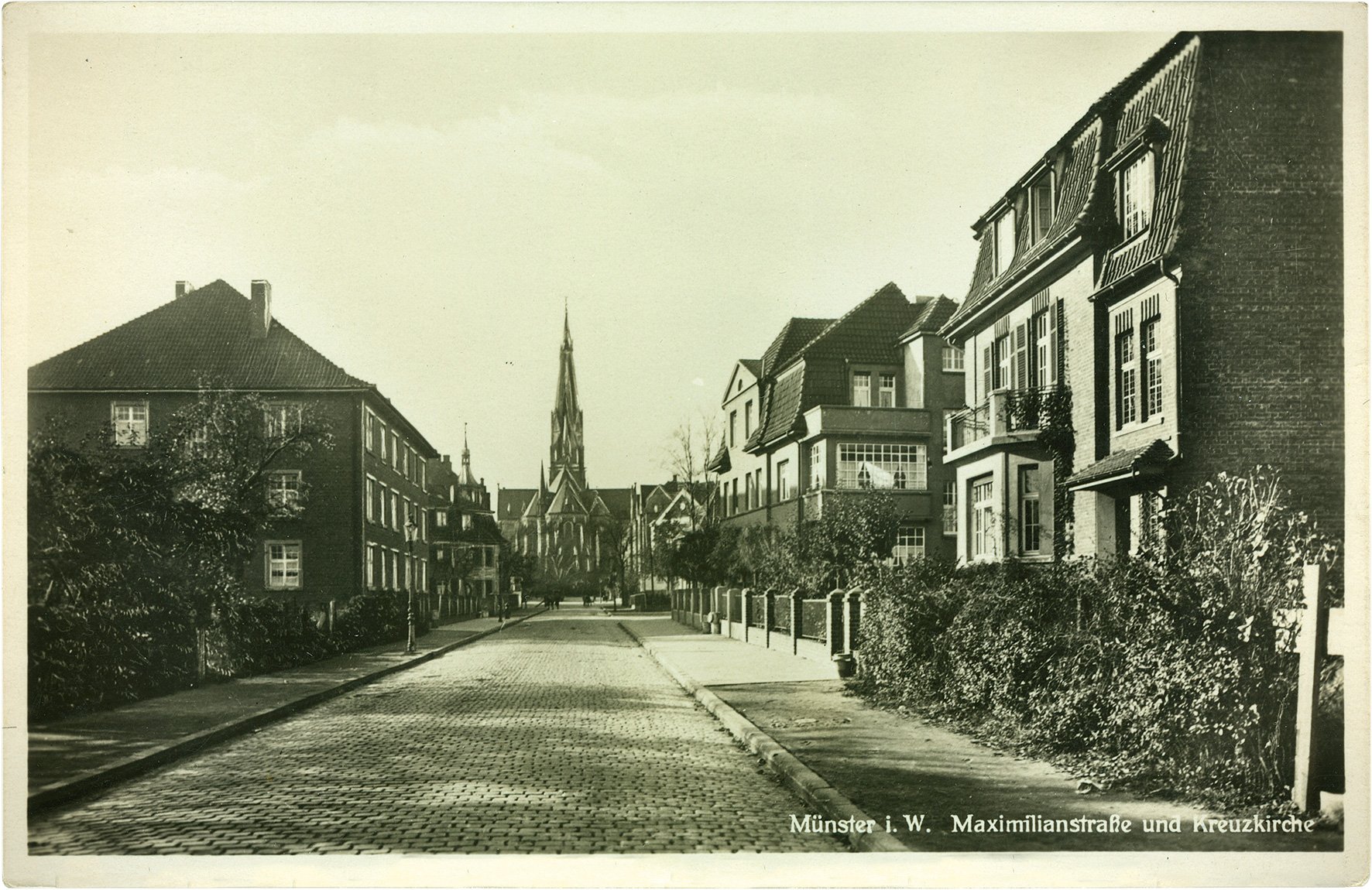 Postkarte: Blick von der Wermelingstraße in die Maximilianstraße auf den Chor und den Turm der Kreuzkirche (Stadtmuseum Münster CC BY-NC-SA)