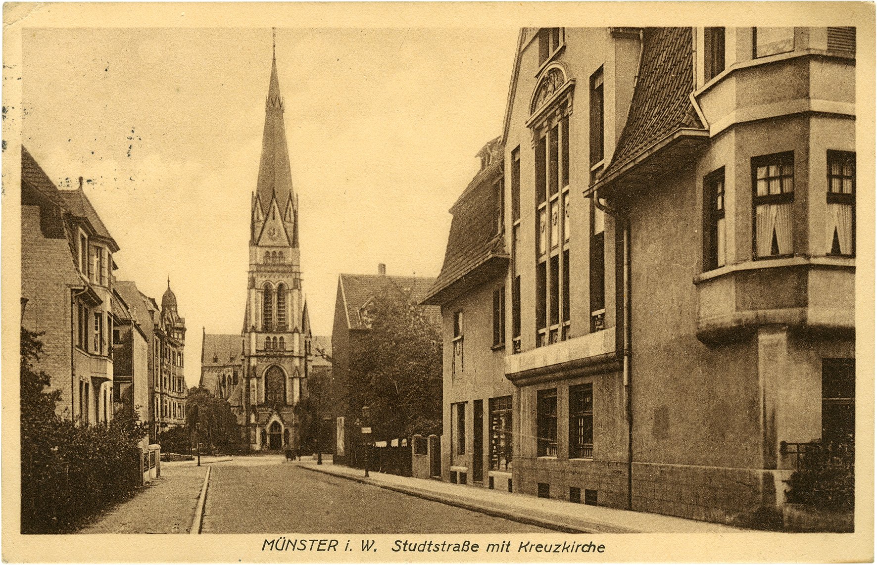 Postkarte: Blick von der Studtstraße über die Hoyastraße auf den Turm der Kreuzkirche (Stadtmuseum Münster CC BY-NC-SA)