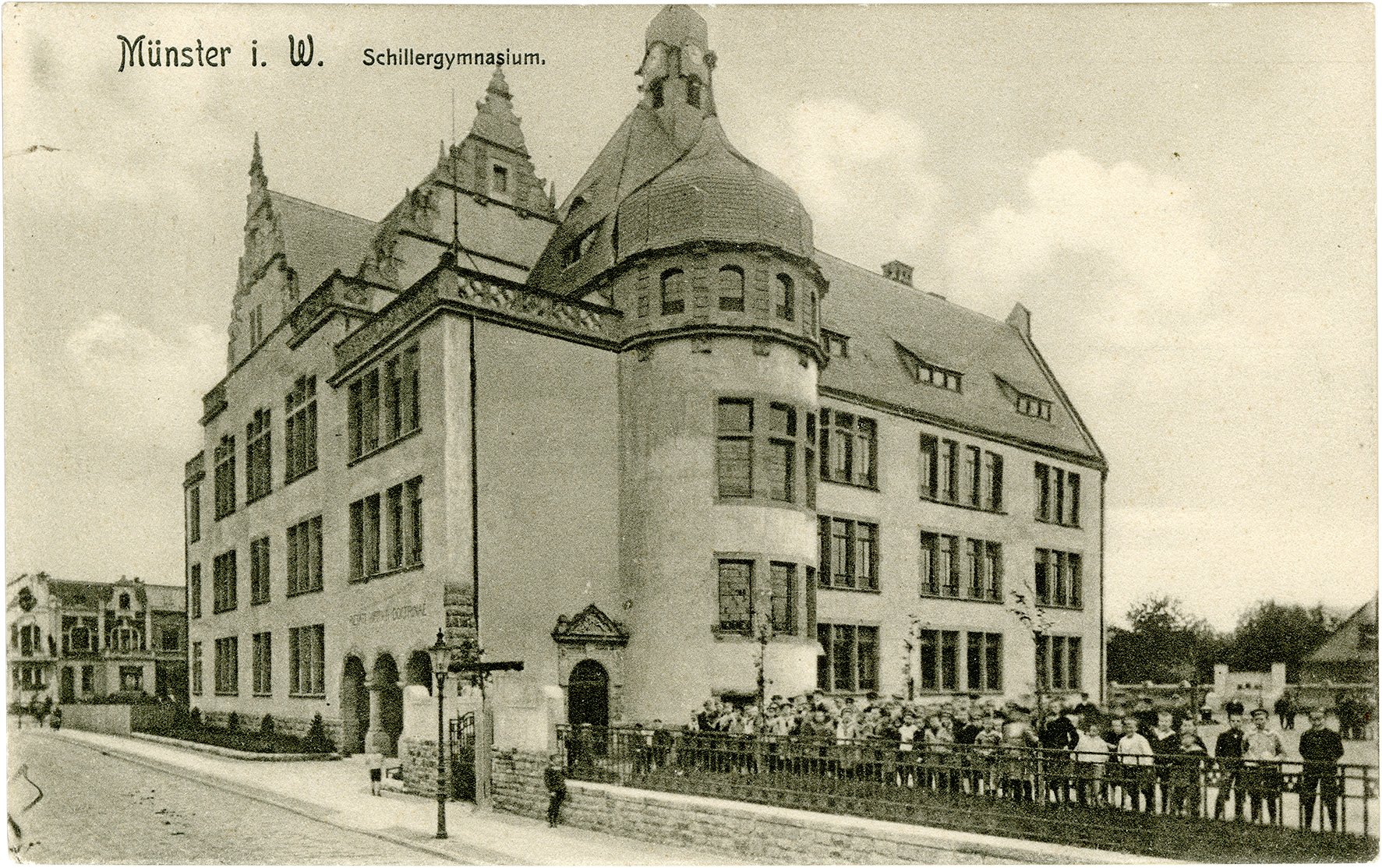 Postkarte: Blick auf das Schillergymnasium an der Gertrudenstraße in Richtung Heerdestraße (Stadtmuseum Münster CC BY-NC-SA)