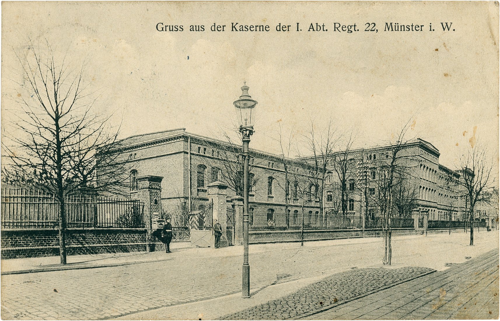 Postkarte: Wach- und Mannschaftsgebäude der Artillerie-Kaserne an der Grevener Straße (Stadtmuseum Münster CC BY-NC-SA)