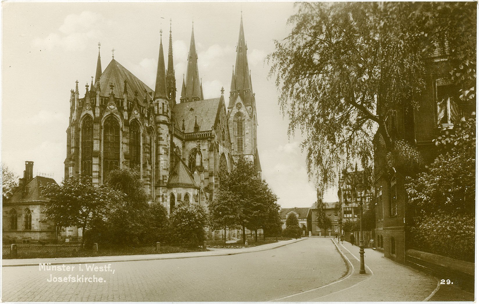Postkarte: Blick auf den Chor und die Sakristei der Josephskirche von der Kronprinzenstraße in Richtung Hammer Straße. (Stadtmuseum Münster CC BY-NC-SA)