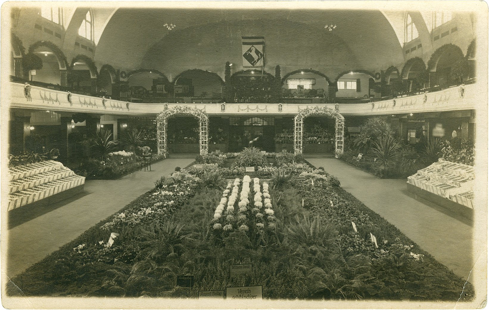 Postkarte: Der Festsaal des Schützenhofes anlässlich der 3. Provinzial-Obst-, Gemüse-, Gartenbau- und Bindekunstausstellung 1925. (Stadtmuseum Münster CC BY-NC-SA)