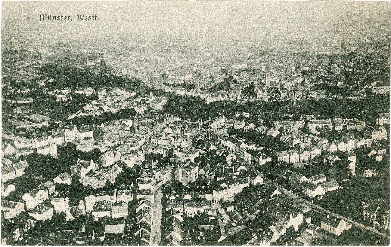 Postkarte: Luftbild mit einem Blick über das Südviertel, den Ludgeriplatz und die Promenade auf die Altstadt. (Stadtmuseum Münster CC BY-NC-SA)