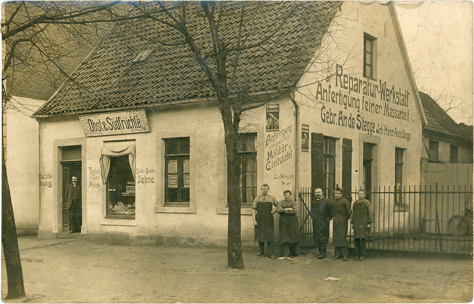 Postkarte: Hinterhaus mit Schuhreparaturwerkstatt und Kolonialwarenhandlung, Graelstraße 46. (Stadtmuseum Münster CC BY-NC-SA)