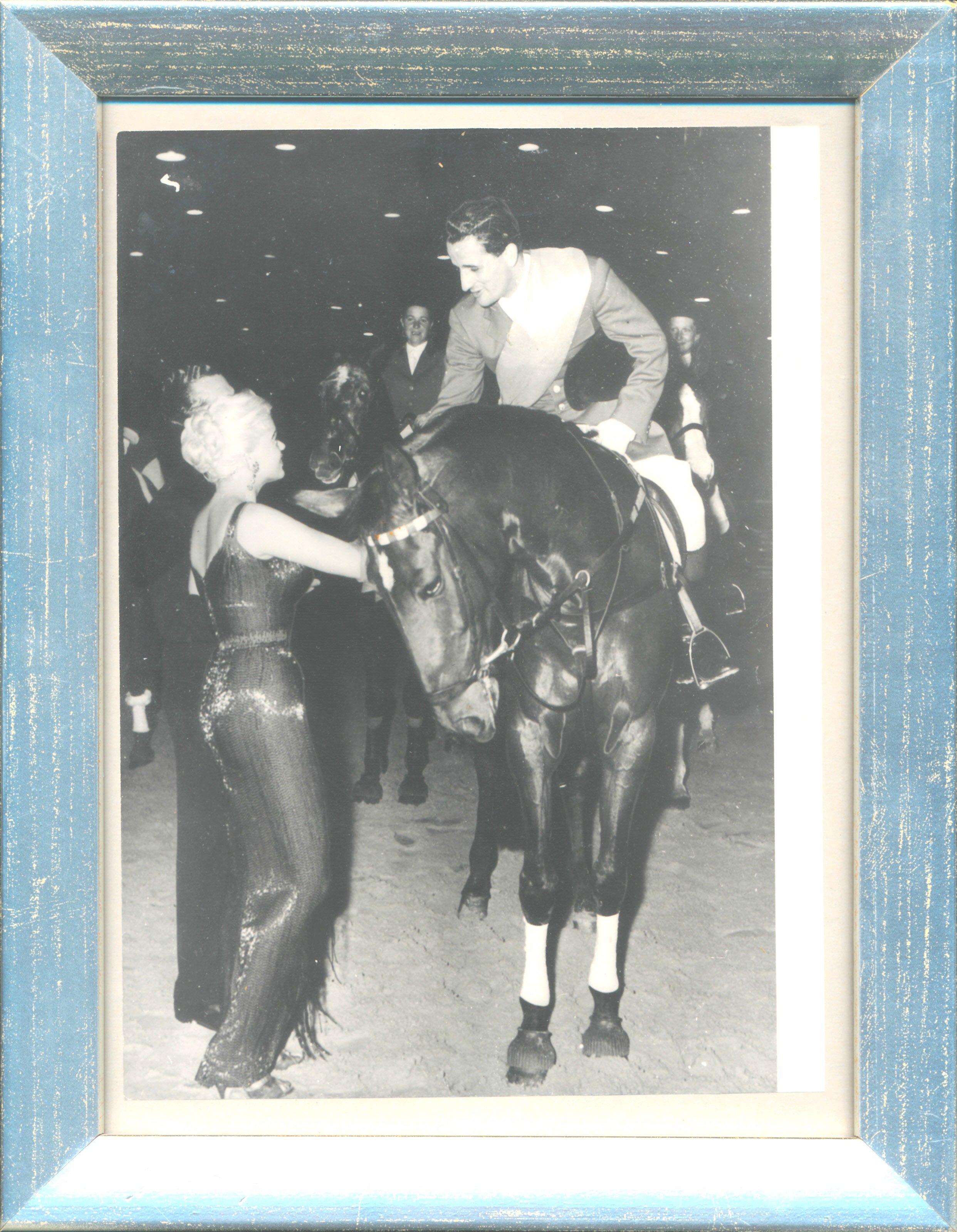 Gerahmte Fotografie s/w, Hans Günter Winkler auf Halla am 19.10.1957 bei einem Turnier in Brüssel (Westfälisches Pferdemuseum CC BY-NC-SA)