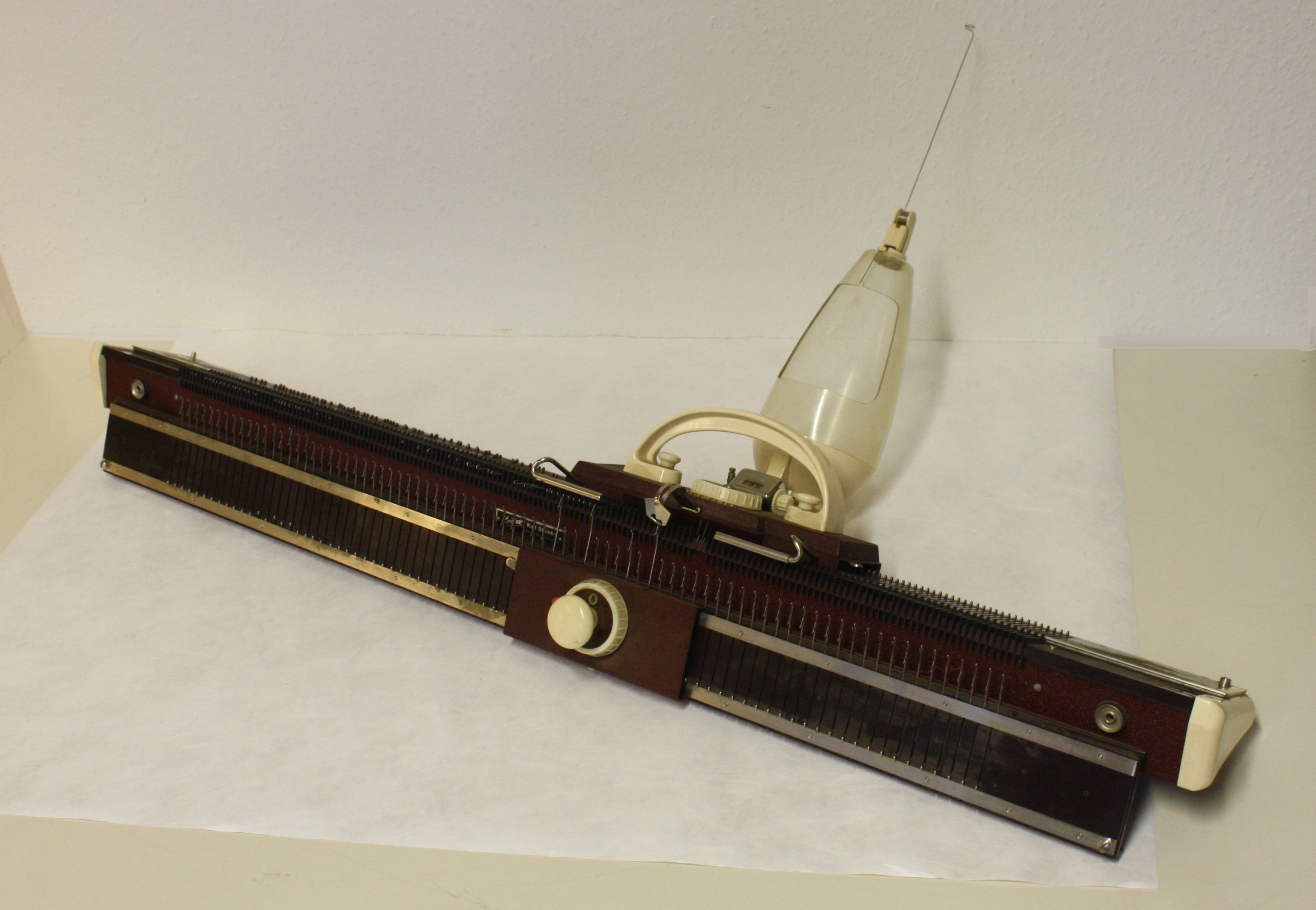 Strickmaschine Knittax M2 (LWL-Psychiatriemuseum Warstein CC BY-NC-SA)