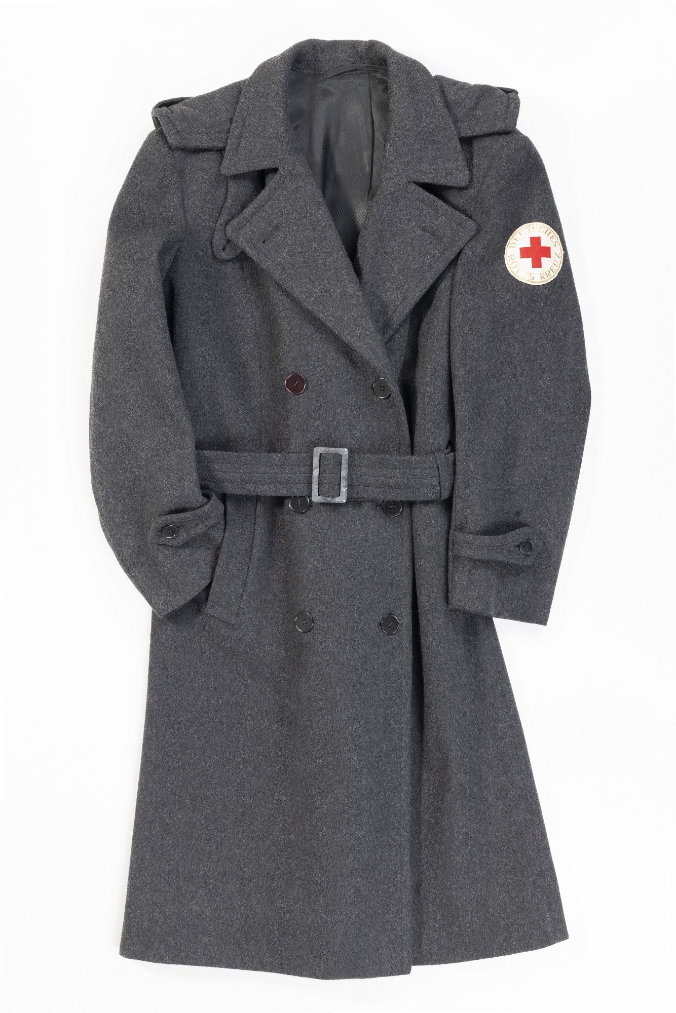 Mantel mit Aufnäher „Deutsches Rotes Kreuz“ (LWL-Psychiatriemuseum Warstein CC BY-NC-SA)