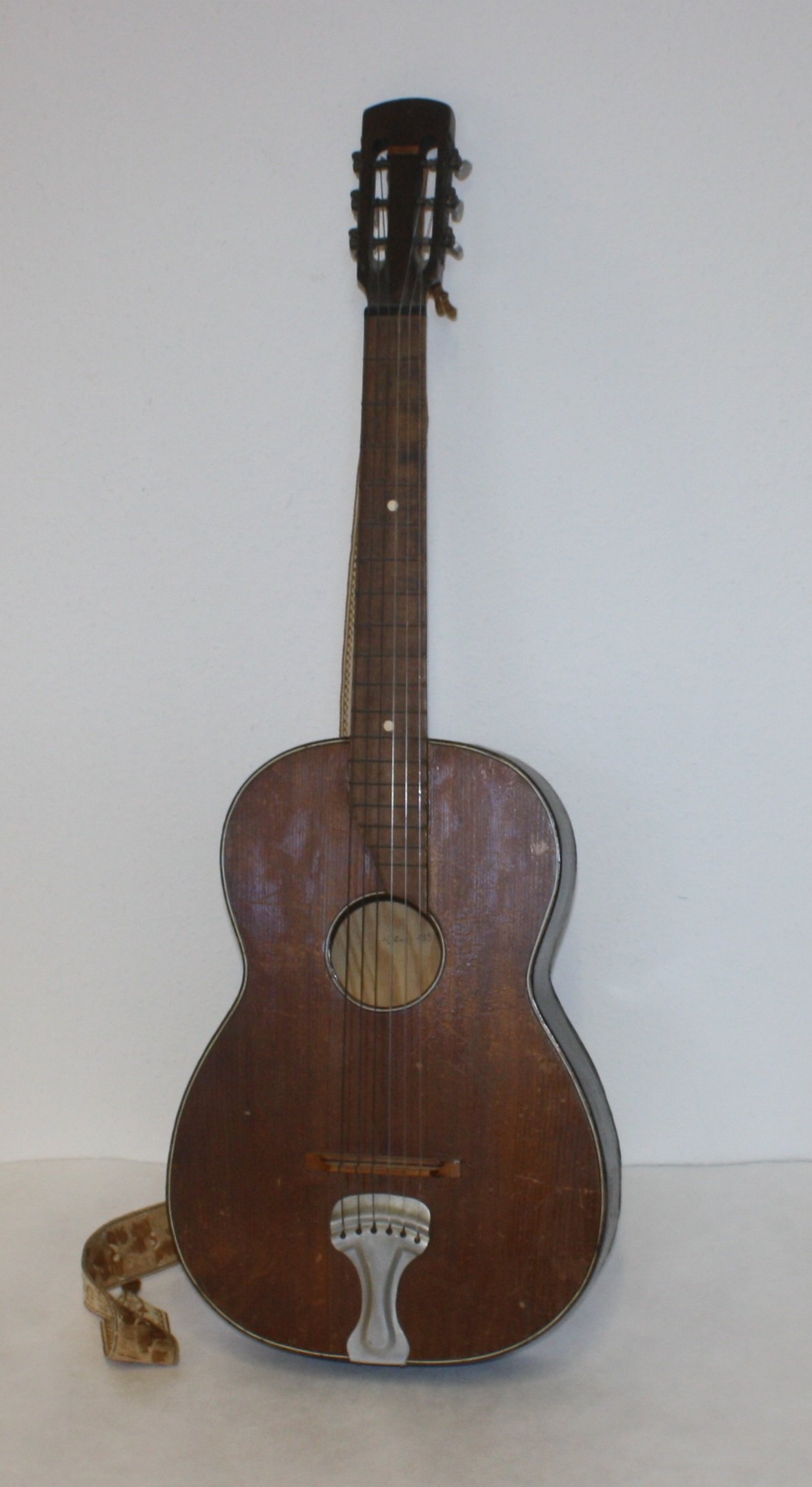 Gitarre (LWL-Psychiatriemuseum Warstein CC BY-NC-SA)