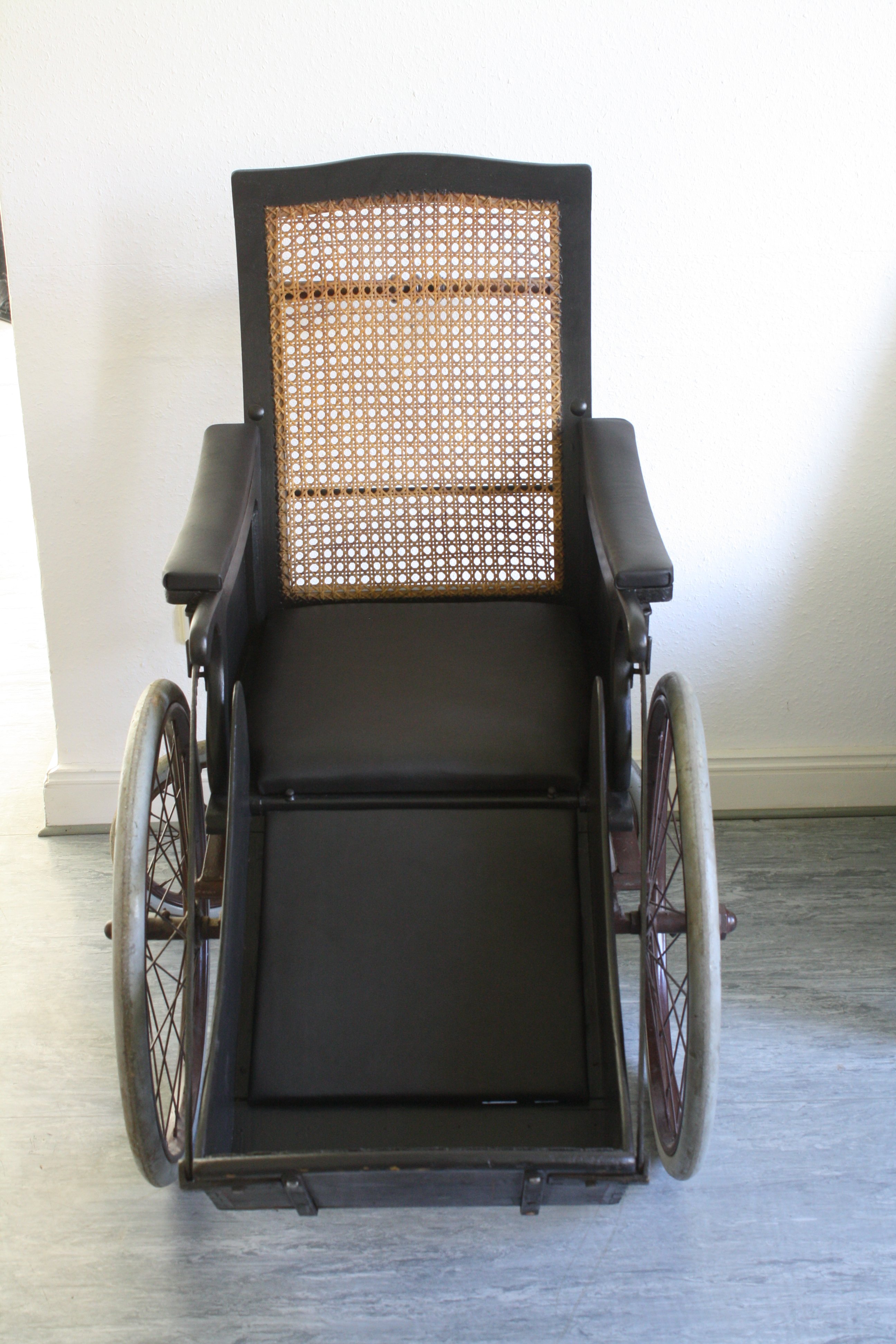Krankenfahrstuhl (Rollstuhl) (LWL-Psychiatriemuseum Warstein CC BY-NC-SA)