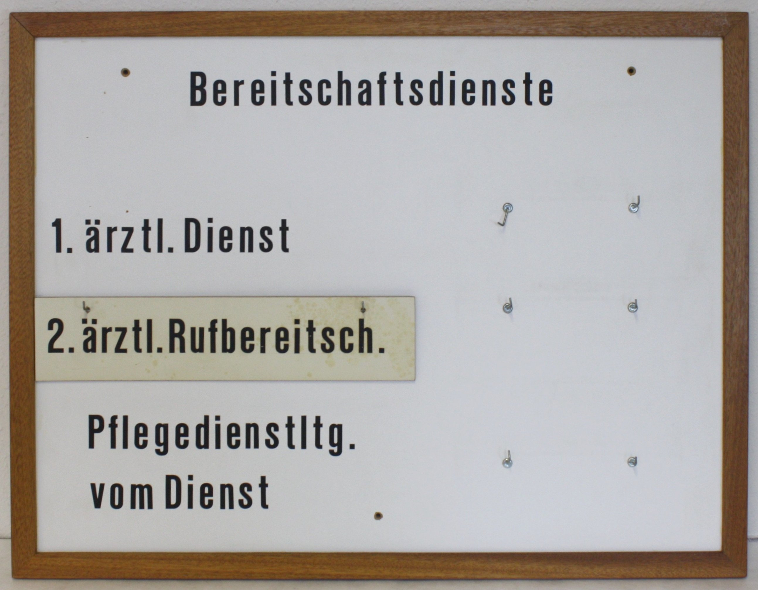 Wandtafel "Bereitschaftsdienste" (LWL-Psychiatriemuseum Warstein CC BY-NC-SA)