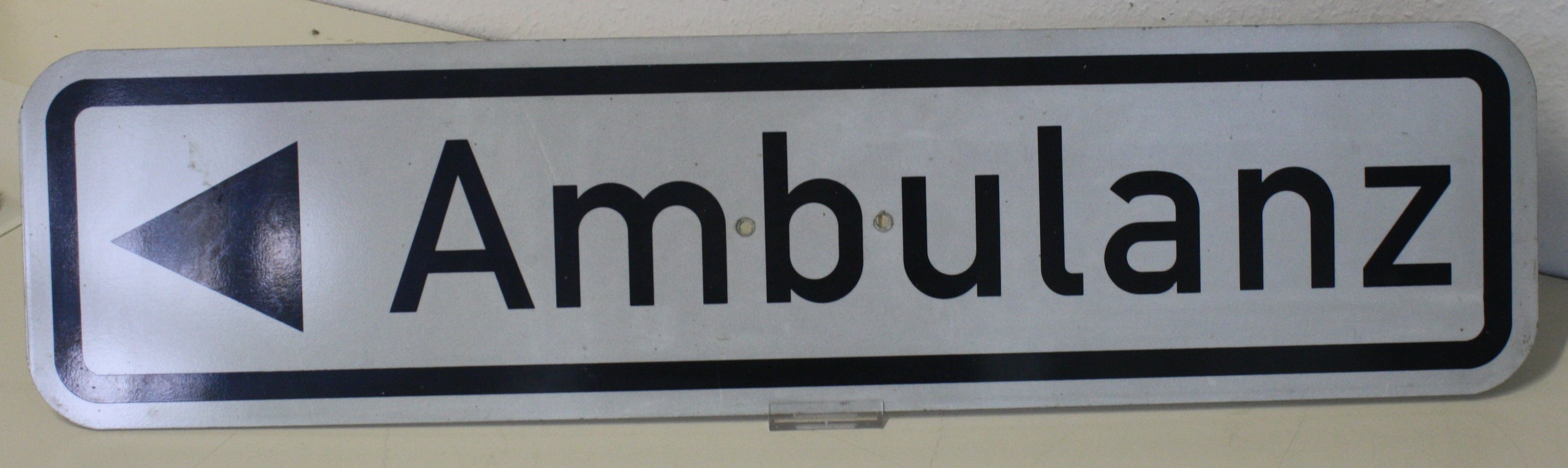 Hinweisschild "Ambulanz" (LWL-Psychiatriemuseum Warstein CC BY-NC-SA)