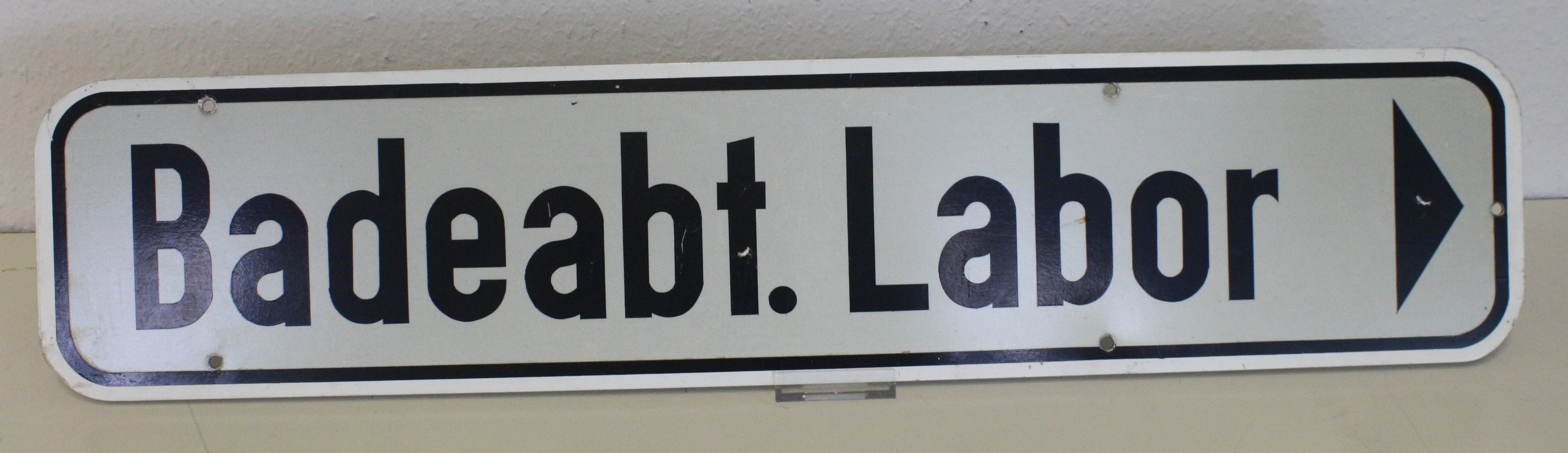 Hinweisschild "Badeabt. Labor" (LWL-Psychiatriemuseum Warstein CC BY-NC-SA)