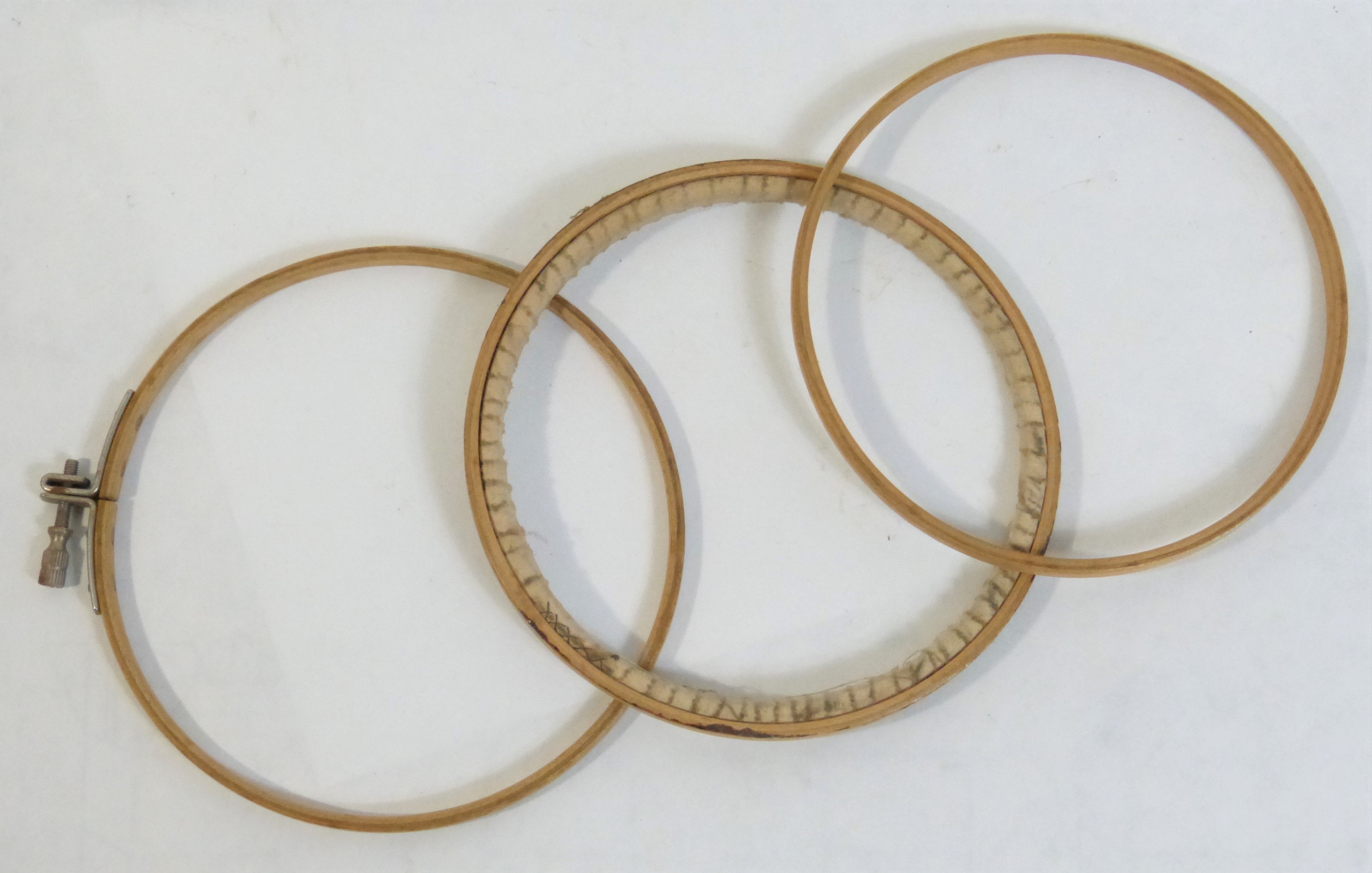 Drei runde Stickrahmen (Städt. Hellweg-Museum Geseke CC BY-NC-SA)
