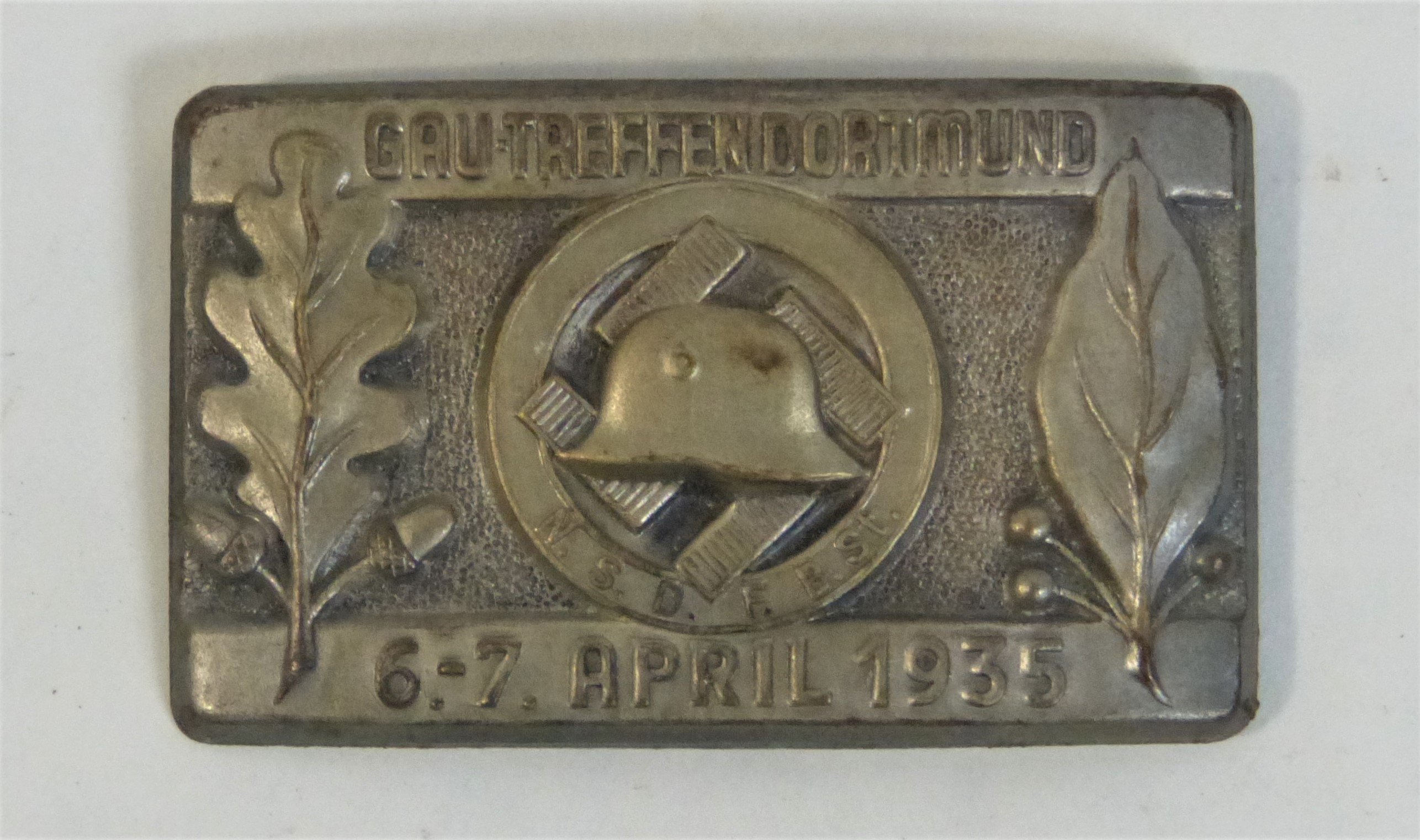 Stahlhelmplakette des Nationalsozialistischen Frontkämpferbundes (Städt. Hellweg-Museum Geseke CC BY-NC-SA)