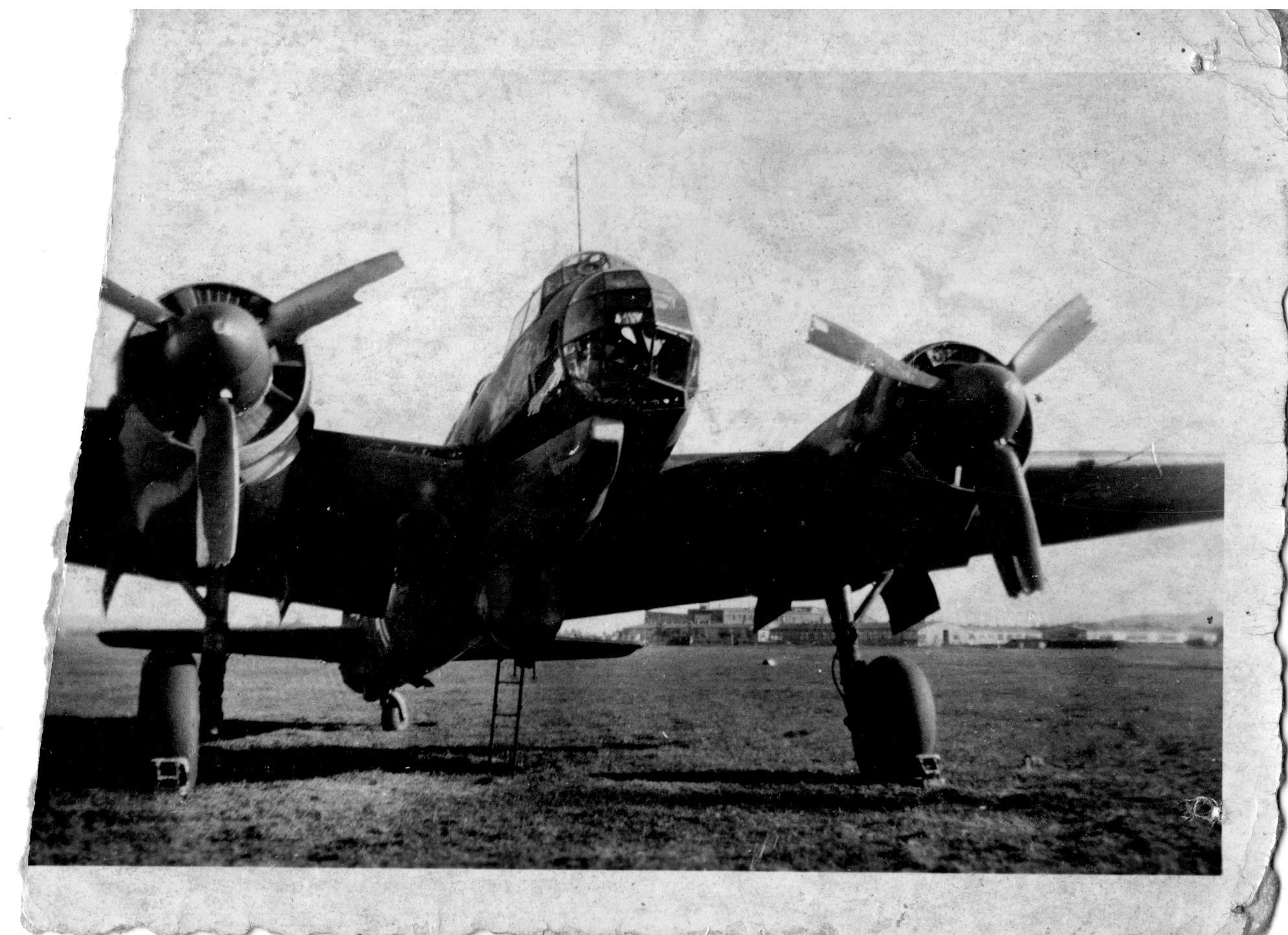 Foto eines beschädigten Flugzeugs (Ju 88-A) (Städt. Hellweg-Museum Geseke CC BY-NC-SA)
