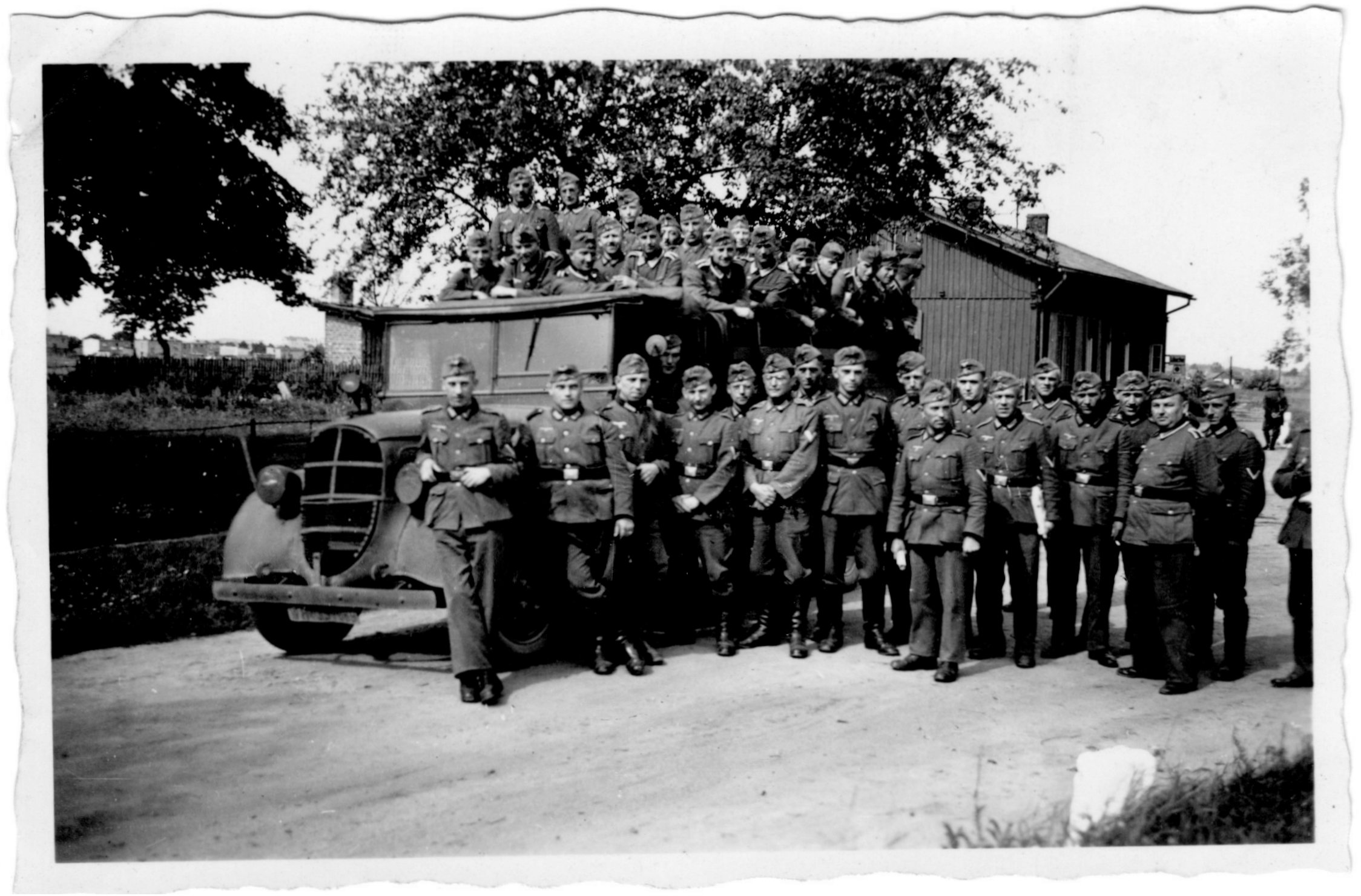 Foto einer Soldatengruppe (Städt. Hellweg-Museum Geseke CC BY-NC-SA)