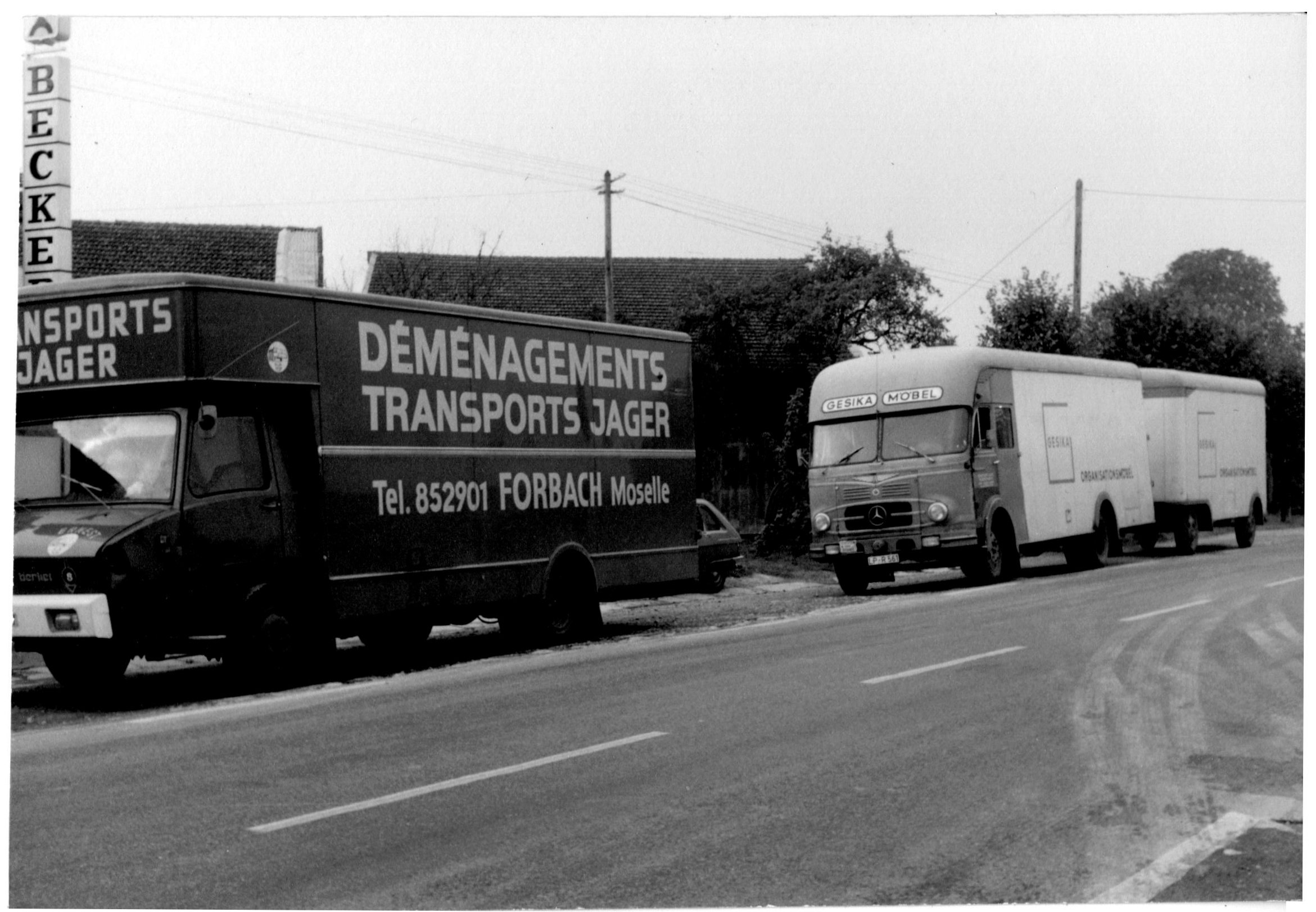 Foto zweier Lastwagen in Frankreich (Städt. Hellweg-Museum Geseke CC BY-NC-SA)
