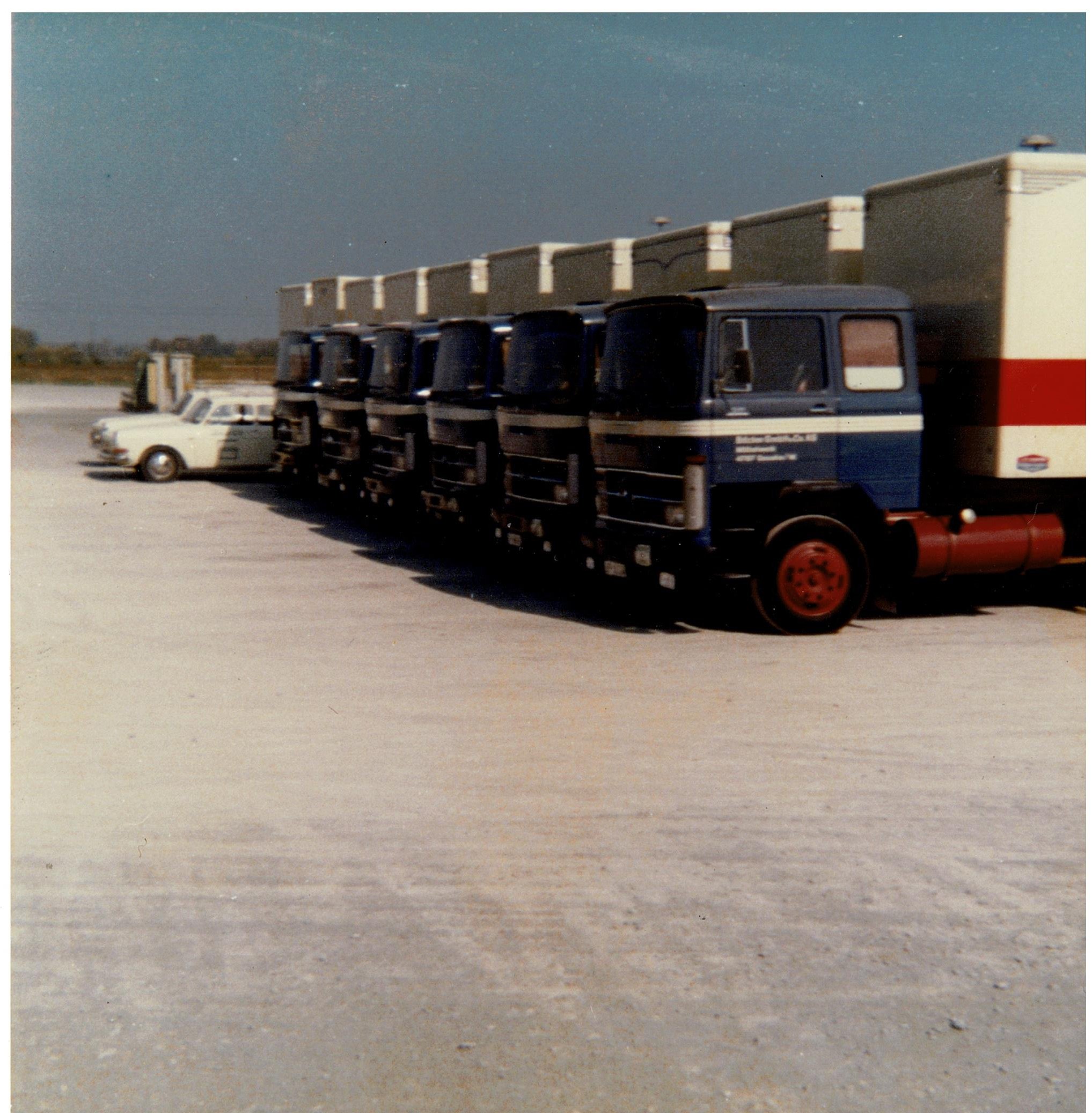 Farbfotografie von einem Lastwagen und einem PKW (Städt. Hellweg-Museum Geseke CC BY-NC-SA)