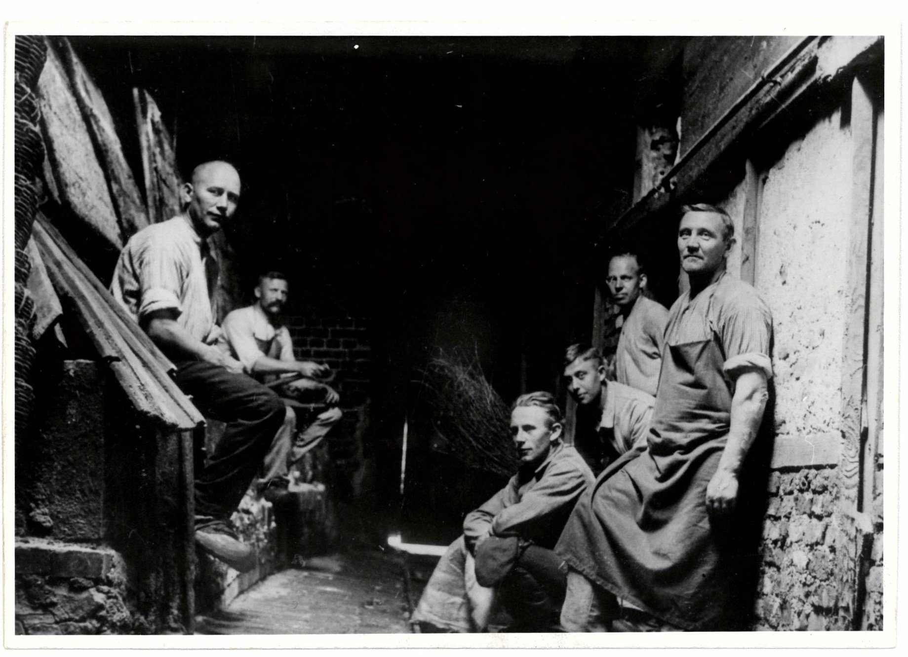 Reproduktion einer Fotografie von sechs Salinenarbeitern (Hellweg-Museum Unna CC BY-NC-SA)