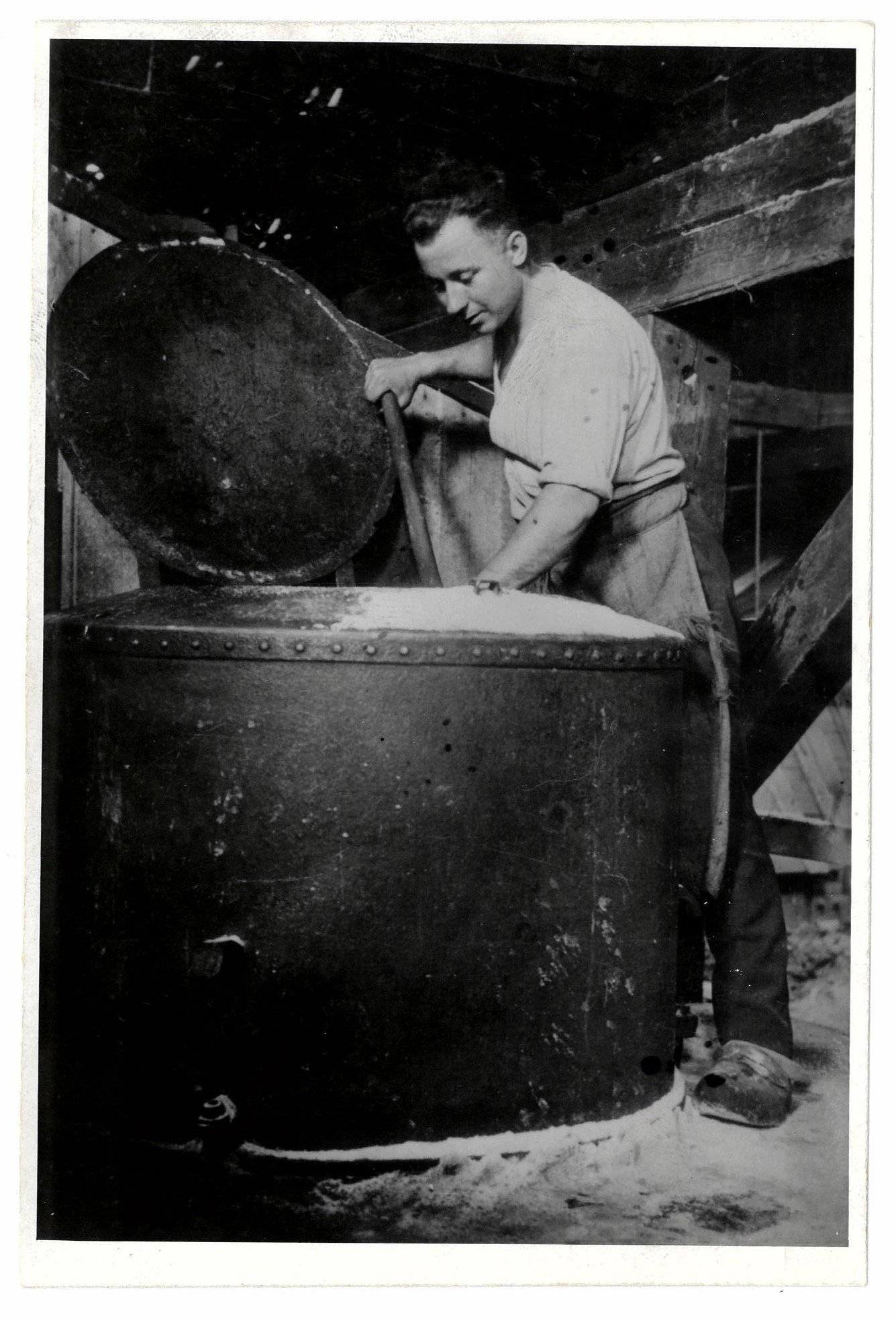 Reproduktion einer Fotografie eines Salinenarbeiters (Hellweg-Museum Unna CC BY-NC-SA)