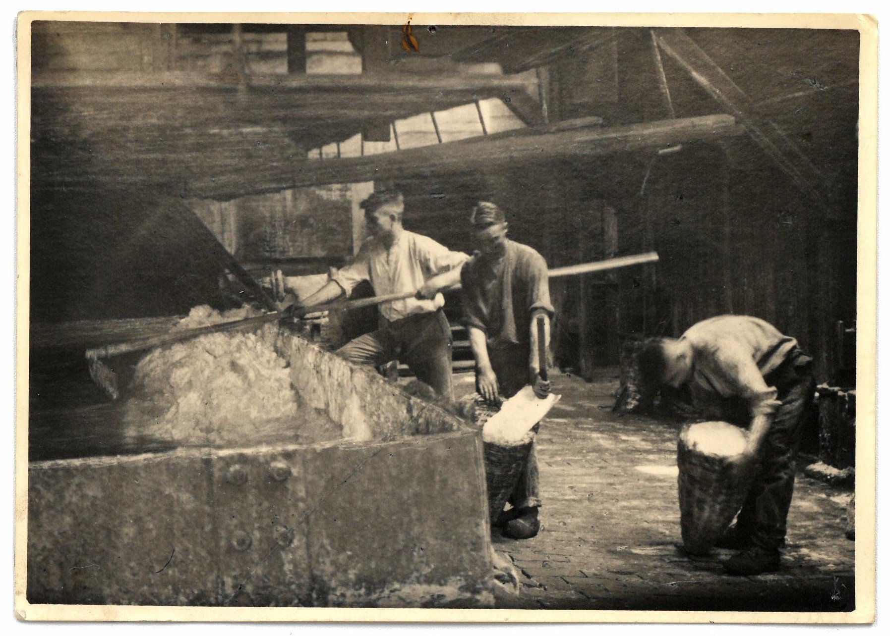 Fotografie von jungen Salinenarbeitern (Hellweg-Museum Unna CC BY-NC-SA)