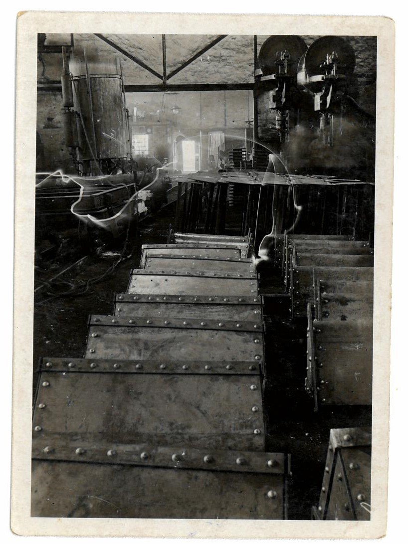 Fotografie aus der Becherwerkbehälterproduktion in Unna-Königsborn (Hellweg-Museum Unna CC BY-NC-SA)