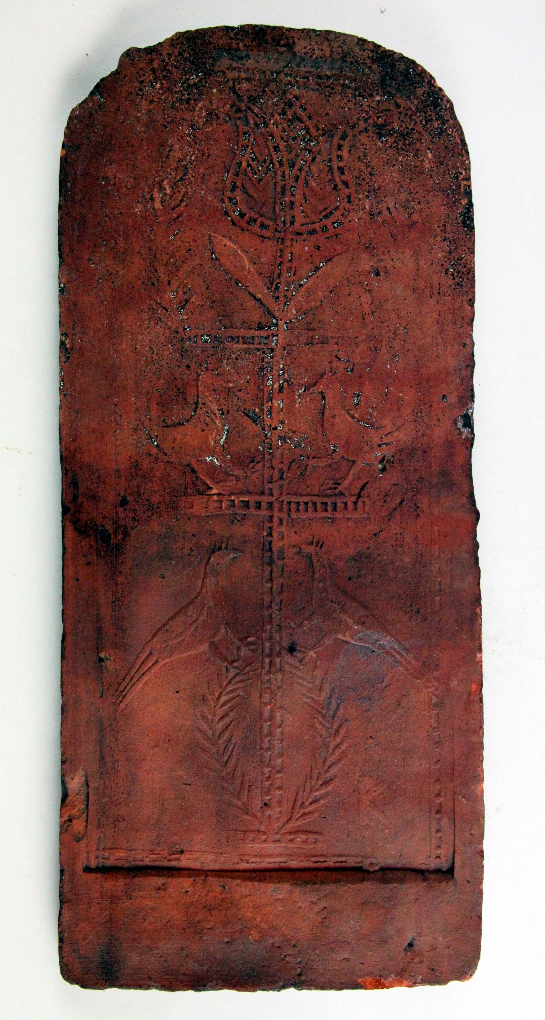 Schmuckziegel aus rotem Ton (Hellweg-Museum Unna CC BY-NC-SA)