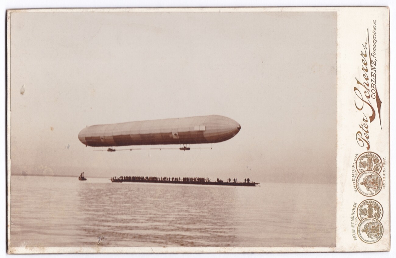 Foto des Erstaufstieg des LZ 1 am 2. Juli 1900 (M.-A. Trappe CC BY-NC-SA)