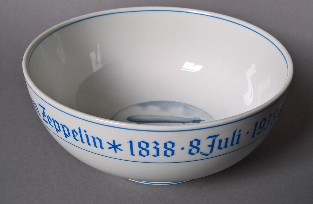 Souvenir-Schale zum 100. Geburtstag des Grafen Zeppelin (1838-1917) (M.-A. Trappe CC BY-NC-SA)