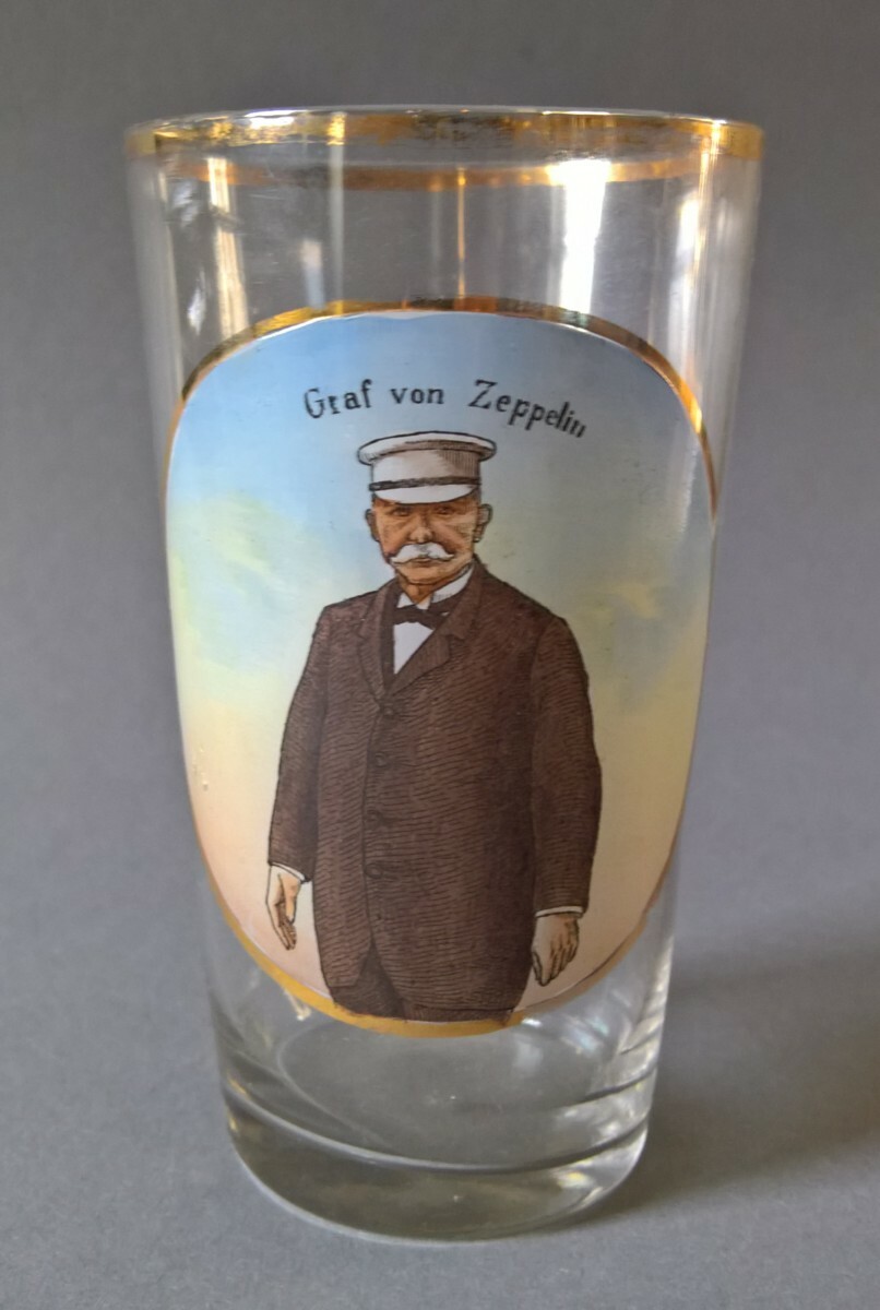 Andenkenglas mit Darstellung des Grafen Zeppelin (1838-1917) (M.-A. Trappe CC BY-NC-SA)