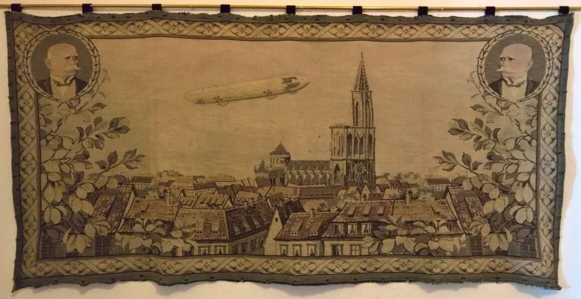 Wandtgeppich: Darstellung des LZ 4 über Straßburg (M.-A. Trappe CC BY-NC-SA)
