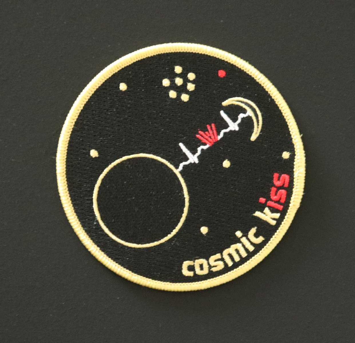 Missionpatch der Mission Cosmic Kiss (Sammlung Luftfahrt.Industrie.Westfalen | Moritz-Adolf Trappe CC BY-NC-SA)
