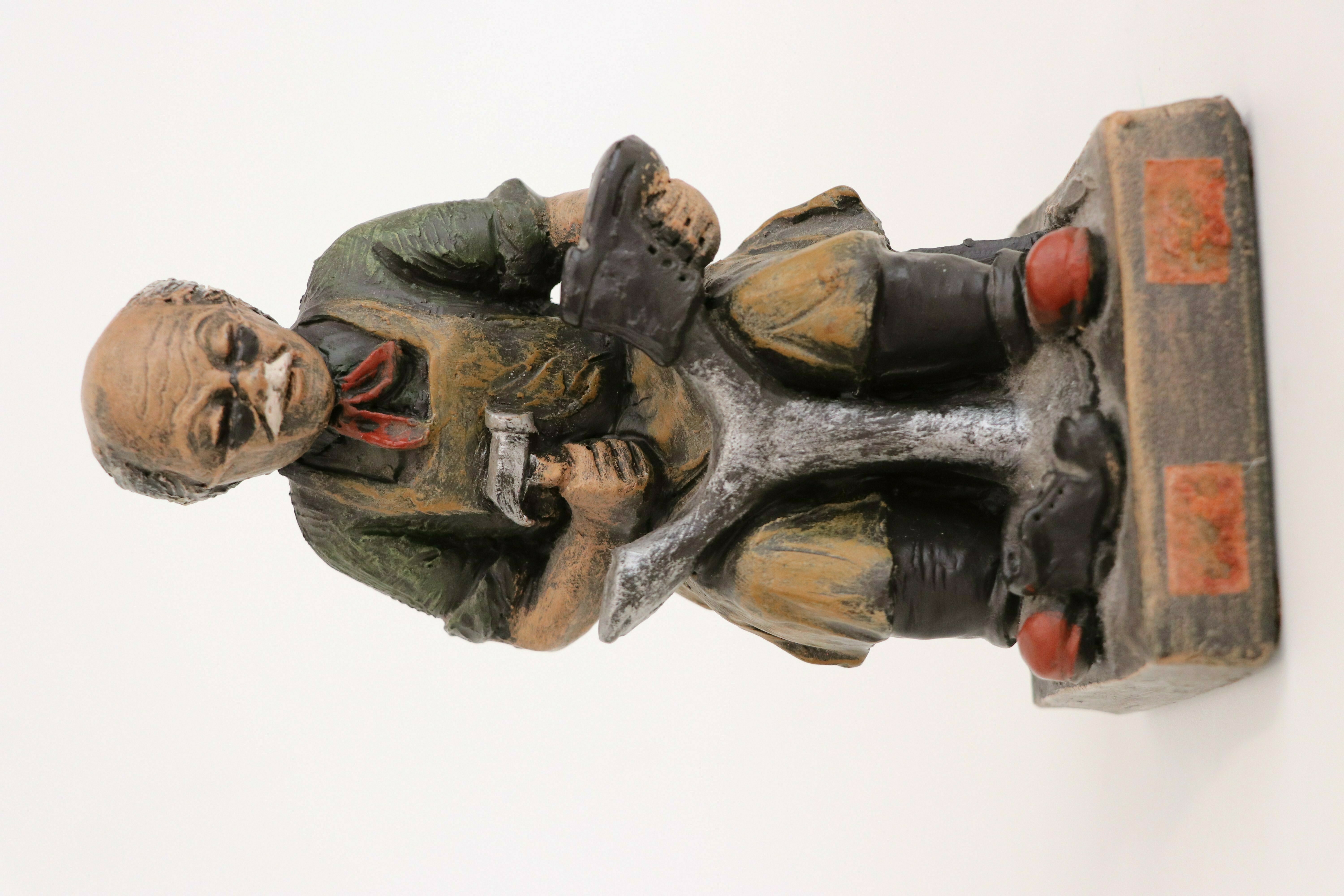 Skulptur eines Schuhmachers (LWL-Freilichtmuseum Hagen CC BY-NC-SA)