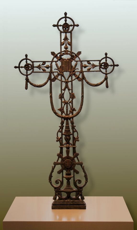 Grabkreuz aus Eisenguss (RELíGIO – Westfälisches Museum für religiöse Kultur CC BY-NC-SA)