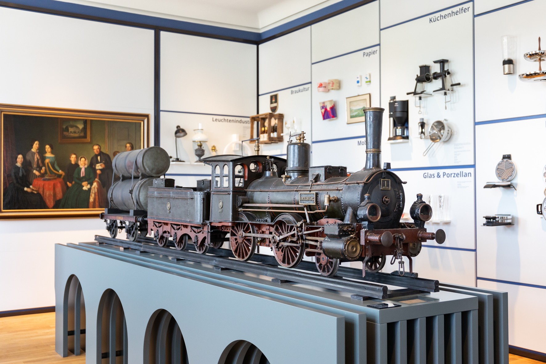 Modell der Ruhrtalbahn mit Dampfkessel, Kesselwagen und einem Personenwagen der 4. Klasse (Sauerland-Museum CC BY-NC-SA)