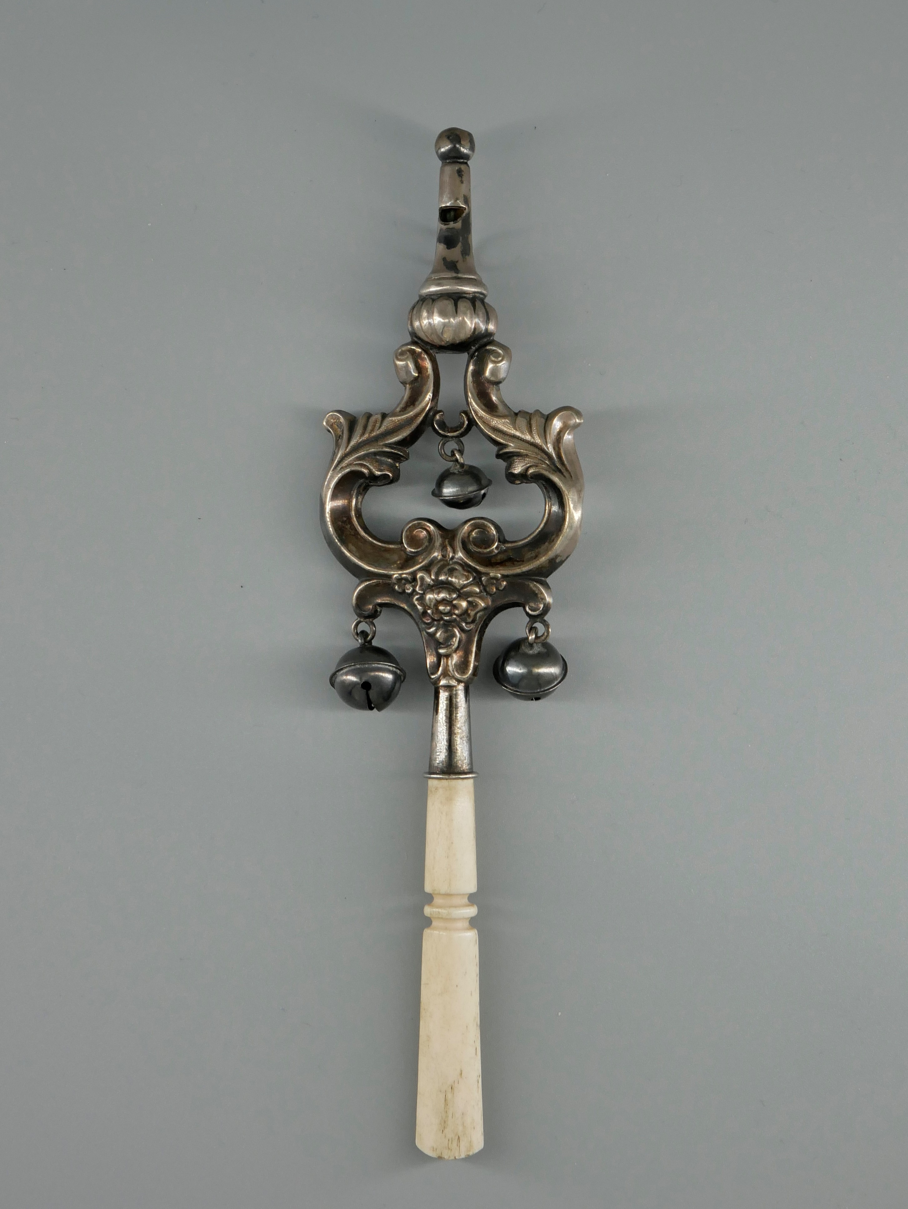Silberne Babyrassel (Westfälisches Glockenmuseum Gescher CC BY-NC-SA)