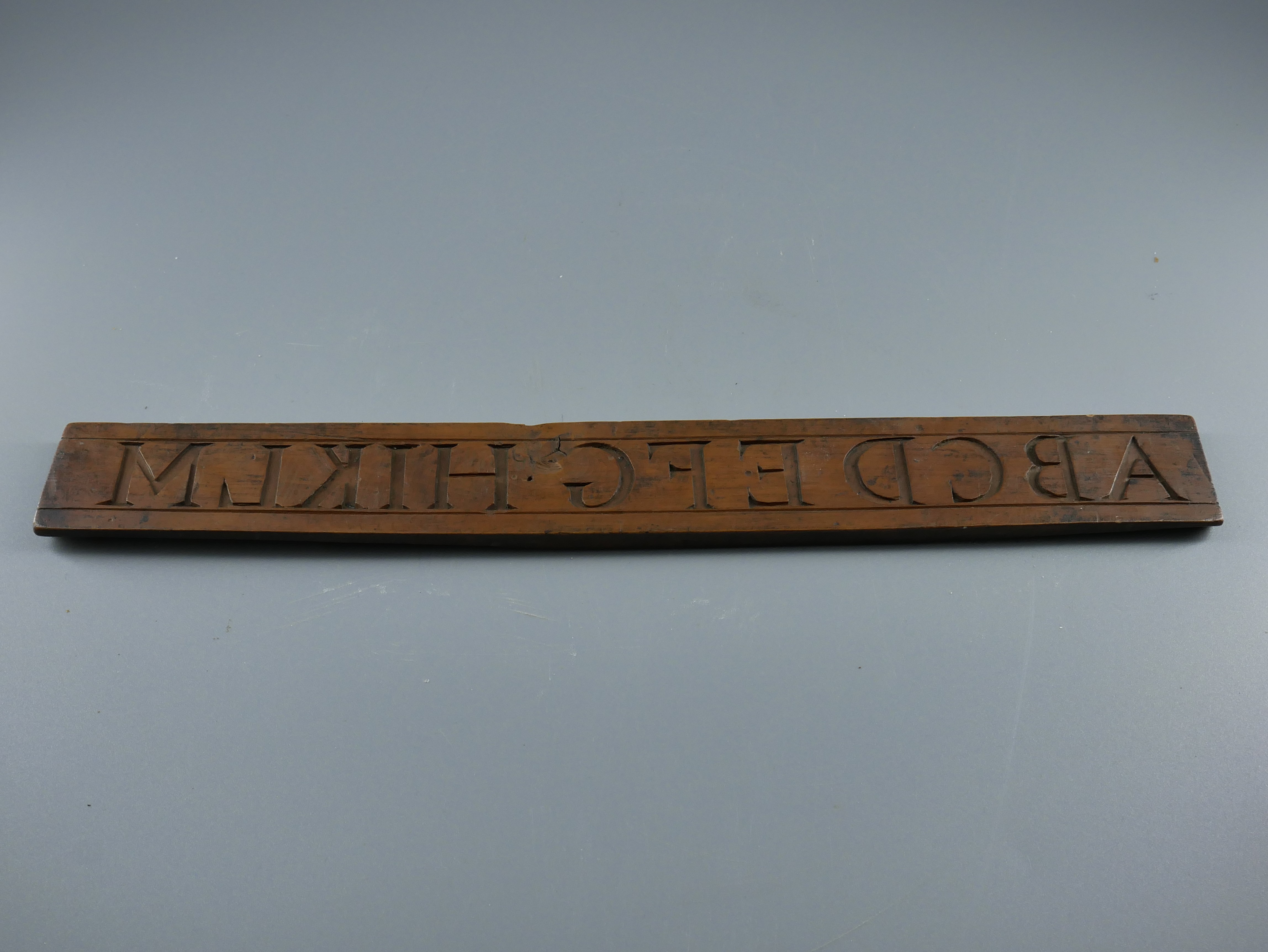 Holzmodel für den Glockenguss mit Buchstaben (Westfälisches Glockenmuseum Gescher CC BY-NC-SA)