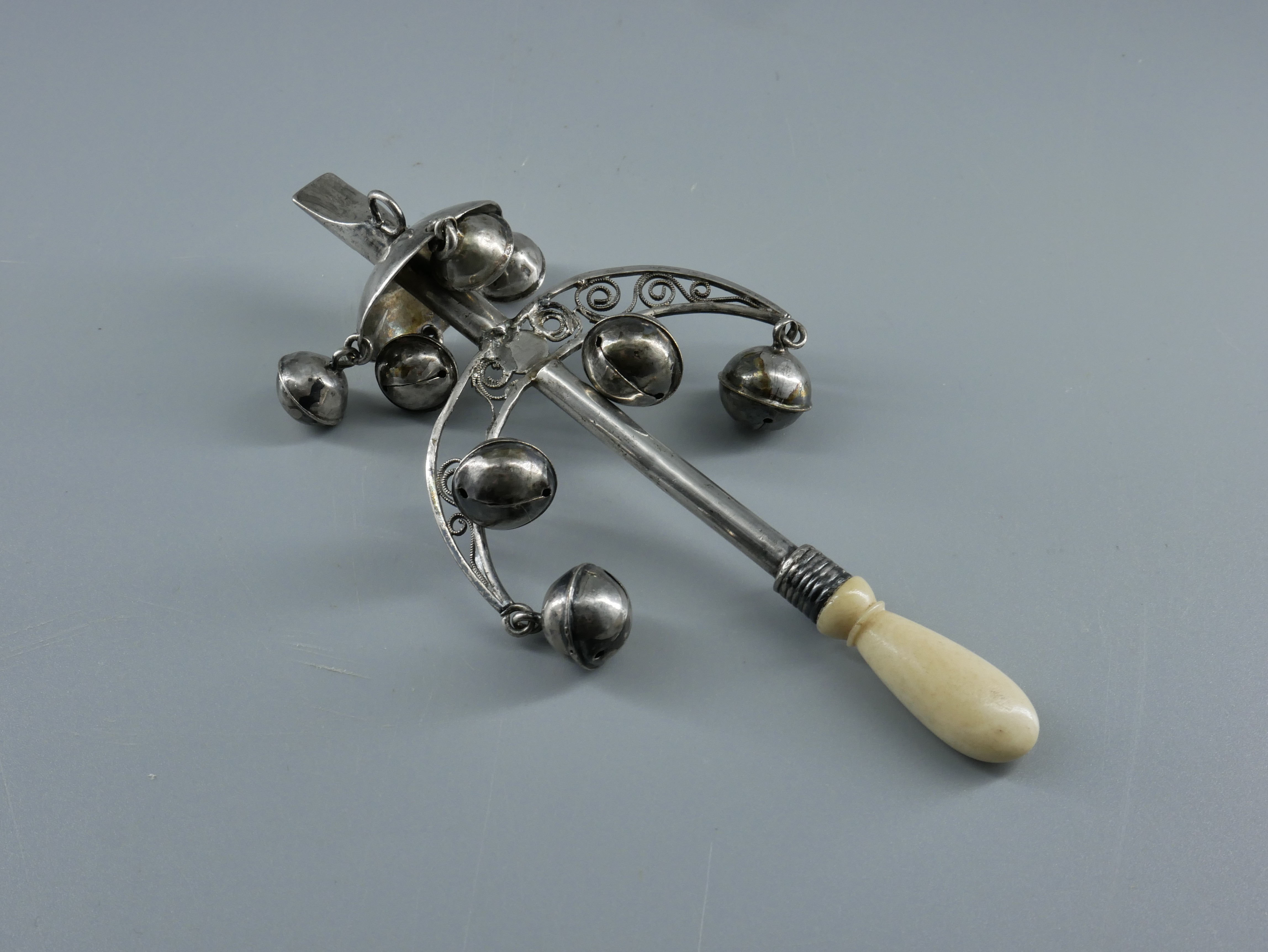 Stabförmige Babyrassel mit Pfeife (Westfälisches Glockenmuseum Gescher CC BY-NC-SA)