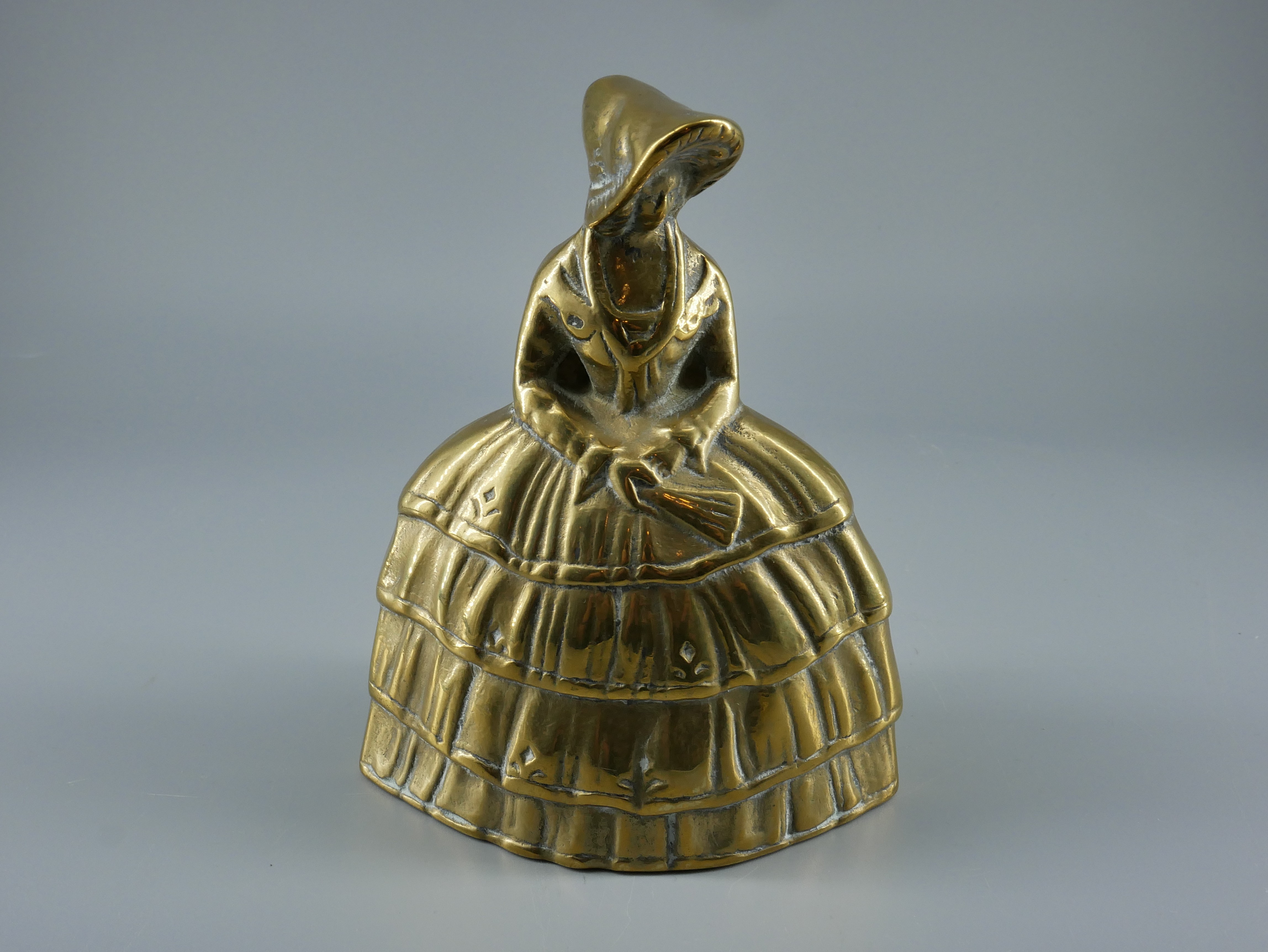 Figürliche Glockendame mit Krinoline (Westfälisches Glockenmuseum Gescher CC BY-NC-SA)