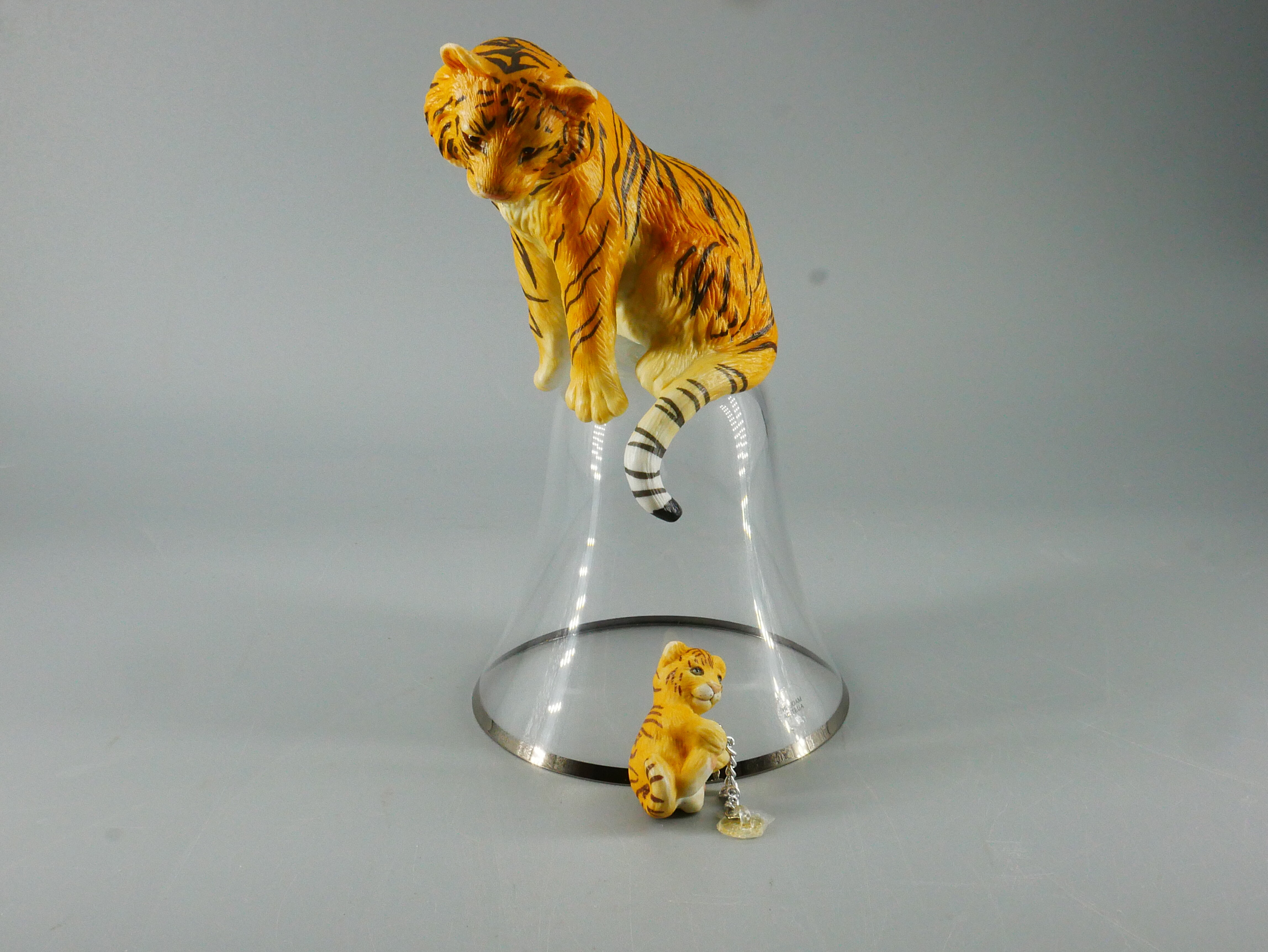 Gläserne Handglocke mit einem Griff in Gestalt eines Tigers (Westfälisches Glockenmuseum Gescher CC BY-NC-SA)