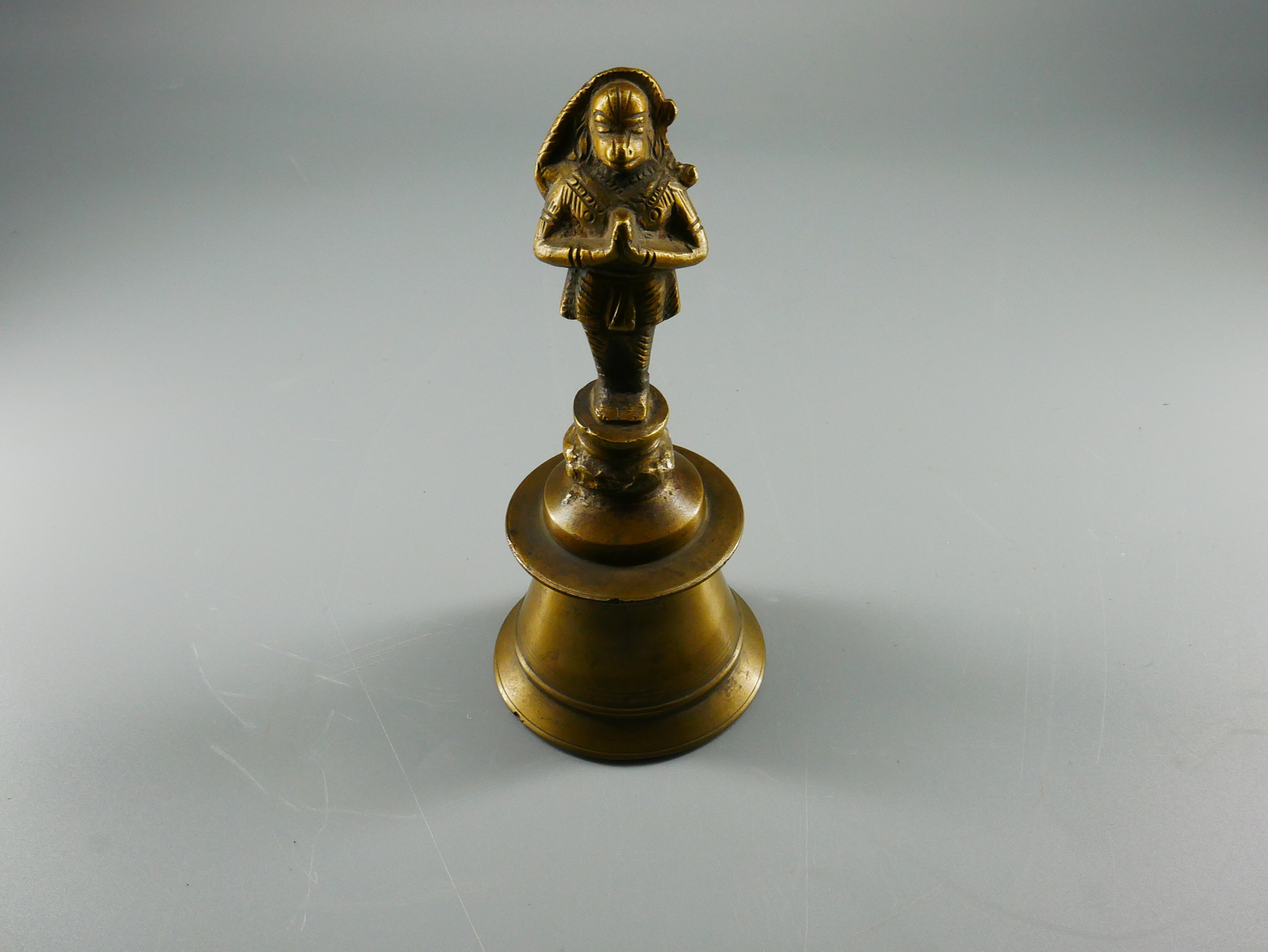 Handglocke mit hinduistischer Götterfigur (Westfälisches Glockenmuseum Gescher CC BY-NC-SA)