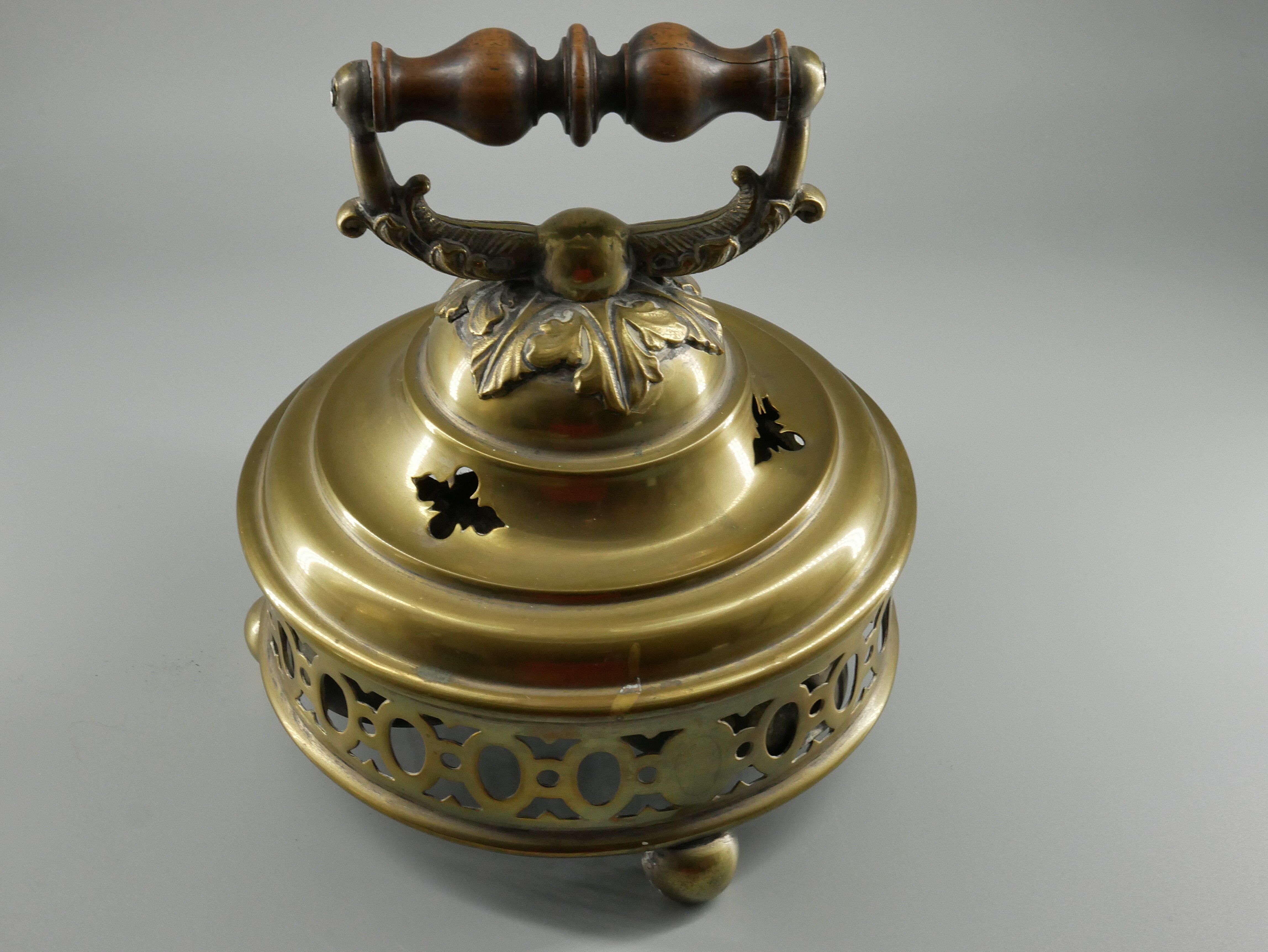Mesnerglocke mit durchbrochener Haube (Westfälisches Glockenmuseum Gescher CC BY-NC-SA)