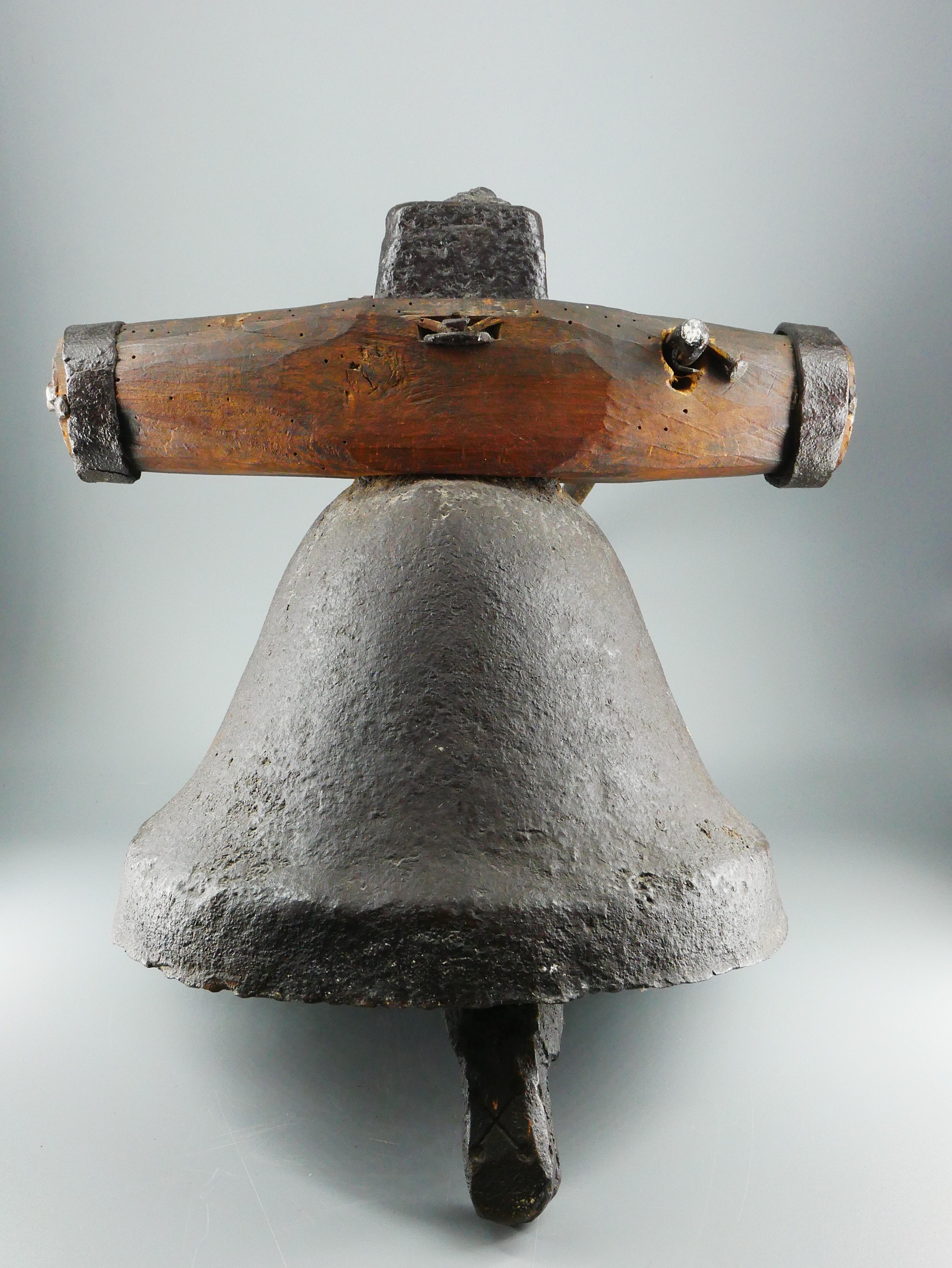Gusseiserne Glocke mit Joch (Westfälisches Glockenmuseum Gescher CC BY-NC-SA)
