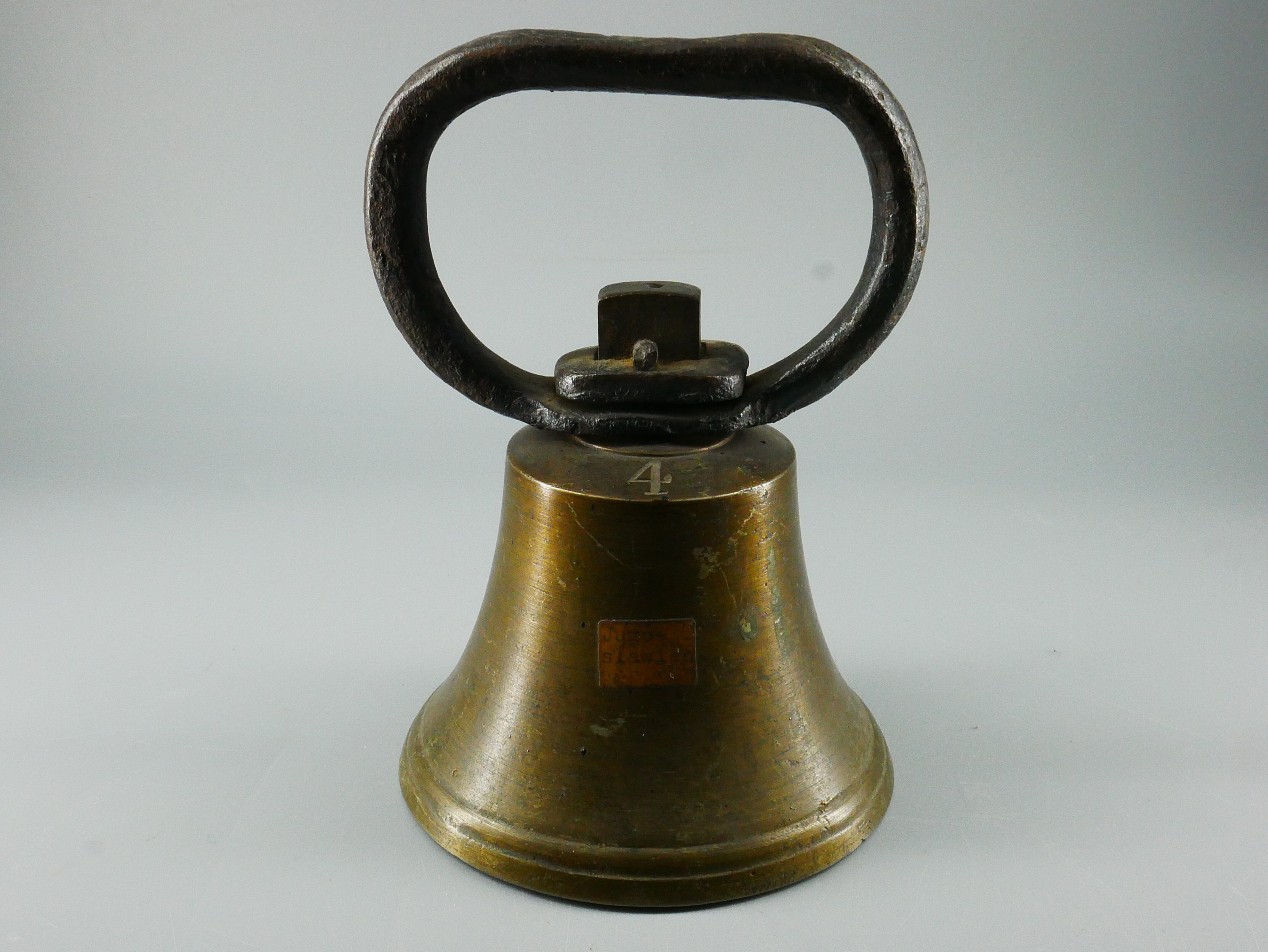 Ausruferglocke mit Eisengriff (Westfälisches Glockenmuseum Gescher CC BY-NC-SA)