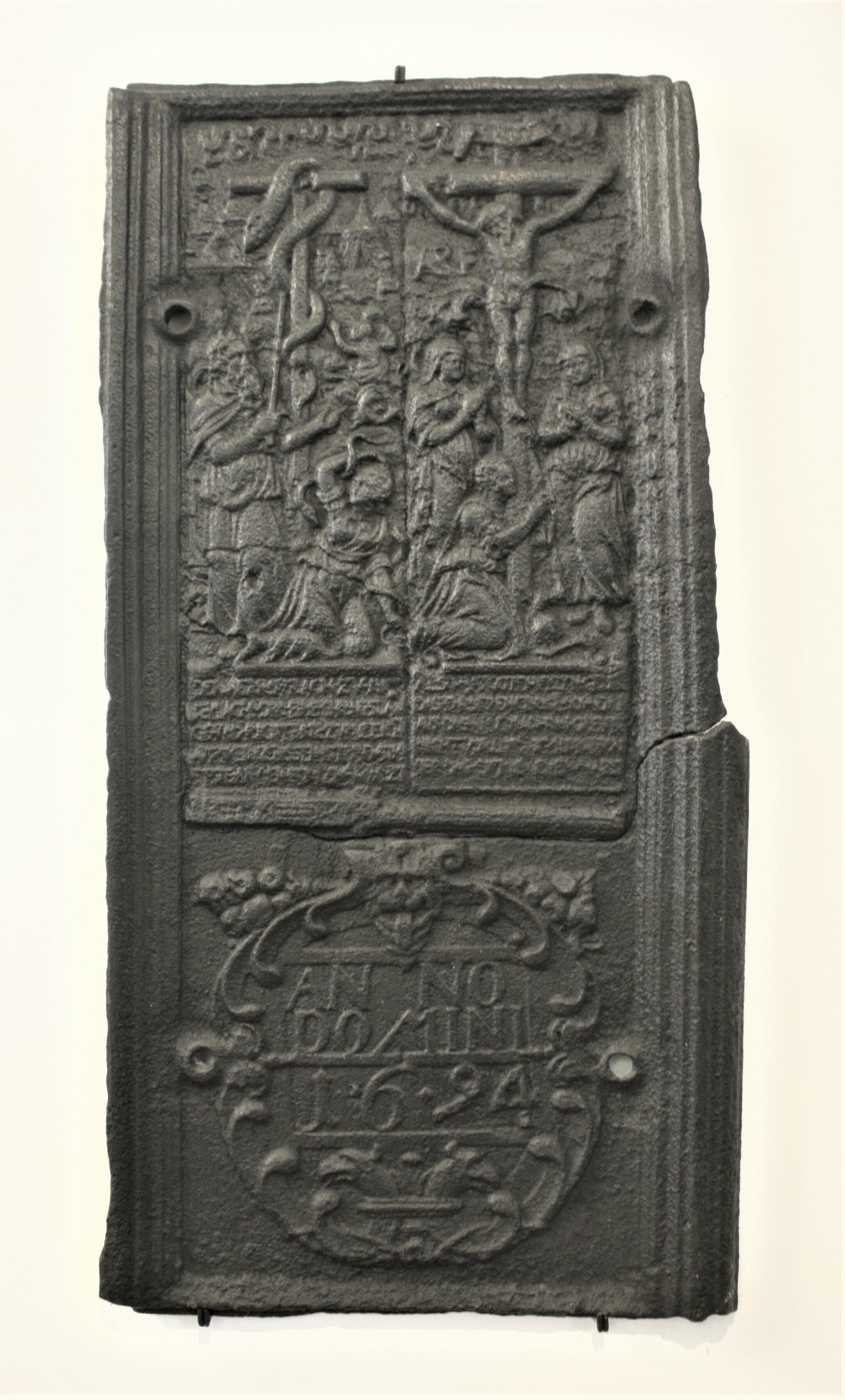 Ofenplatte (Kreuzigung / Eherne Schlange) (Drilandmuseum CC BY-NC-SA)