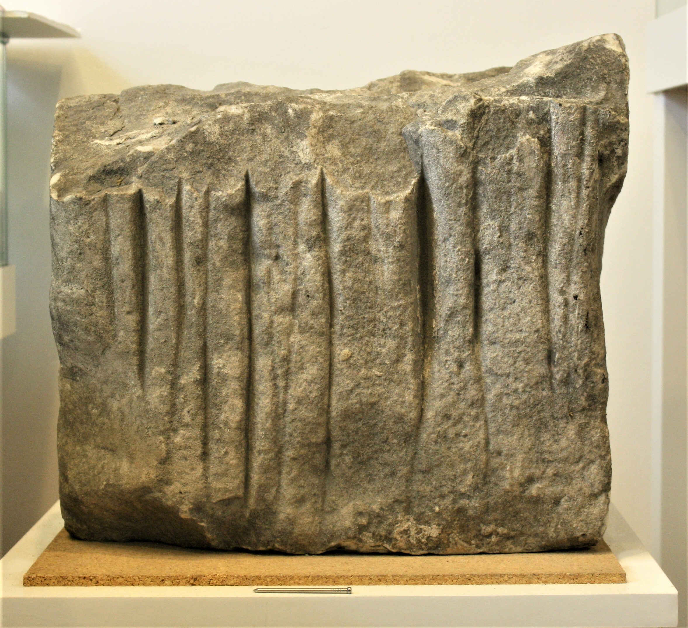 Stein mit Wetzrillen (Drilandmuseum CC BY-NC-SA)