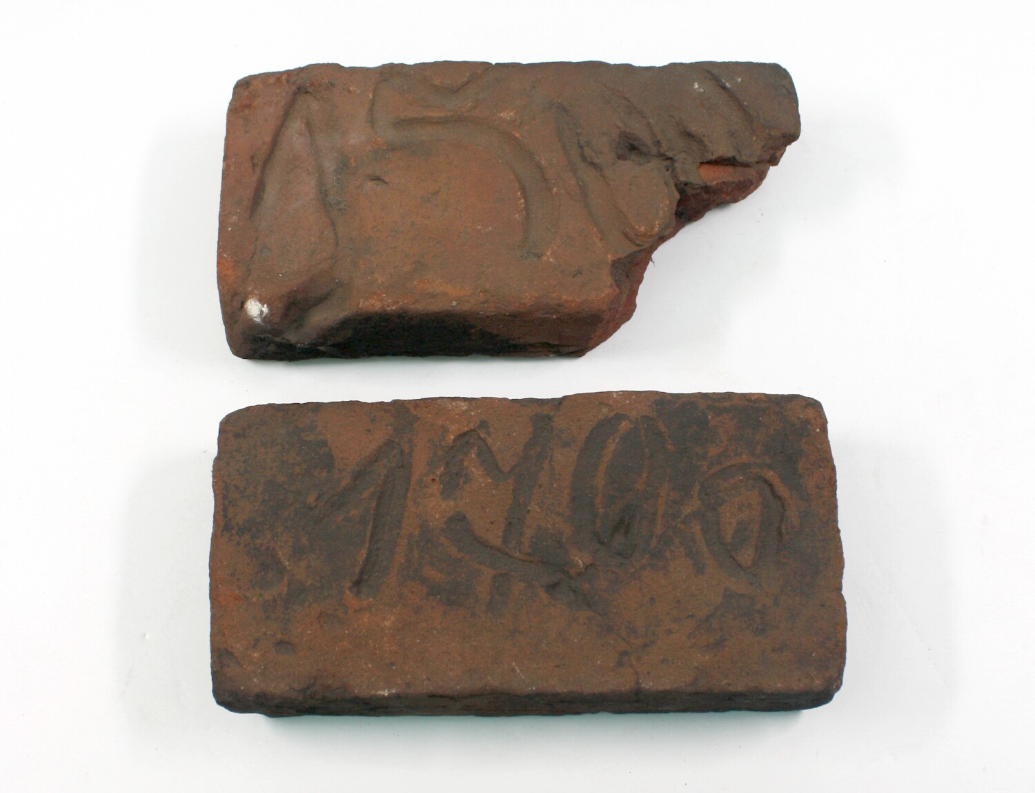 Zwei Ziegelsteine mit Datumsangabe (Drilandmuseum CC BY-NC-SA)