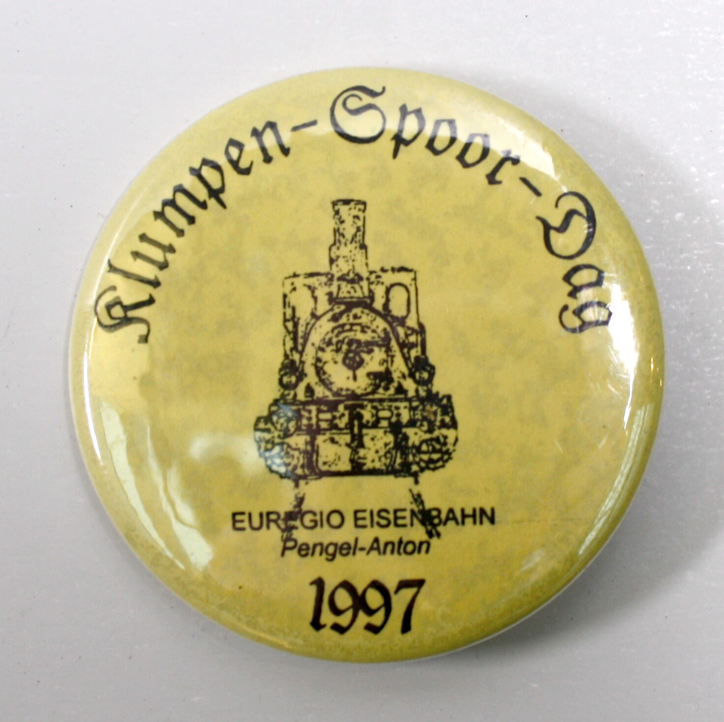 Button: "Klumpen-Spoor-Dag" (Drilandmuseum CC BY-NC-SA)