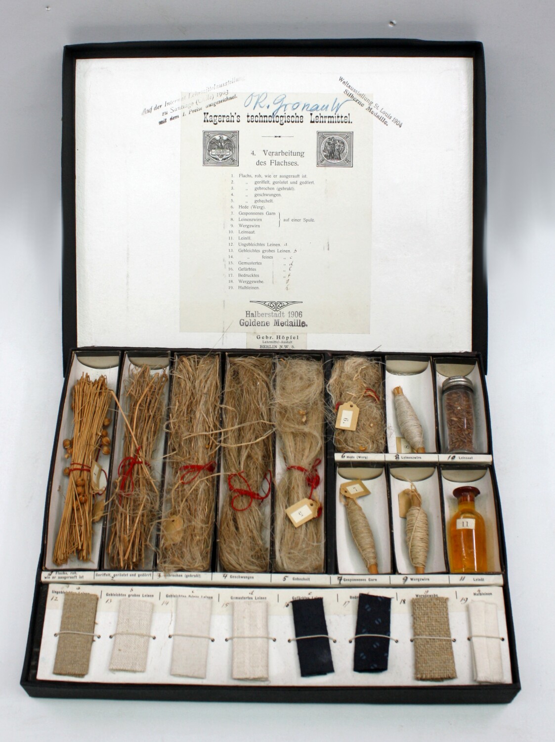 Lehrmittelkasten: "Verarbeitung des Flachses" (Drilandmuseum CC BY-NC-SA)