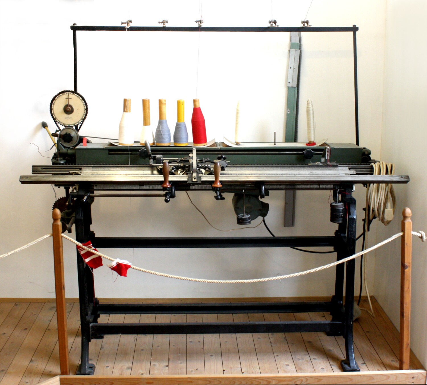 Strickmaschine (Firma Hertel & Richter) (Drilandmuseum CC BY-NC-SA)
